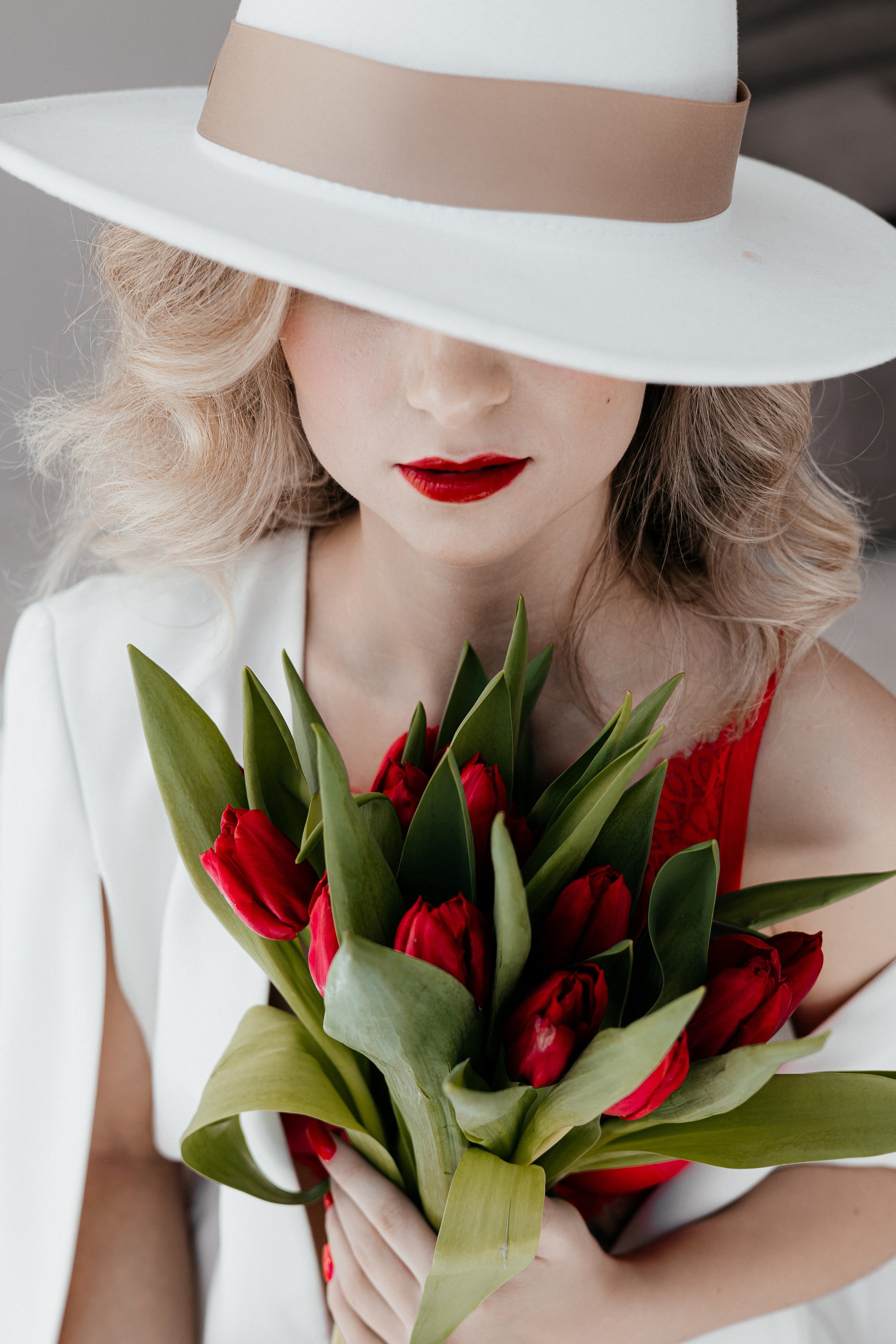 Анна. Красные тюльпаны