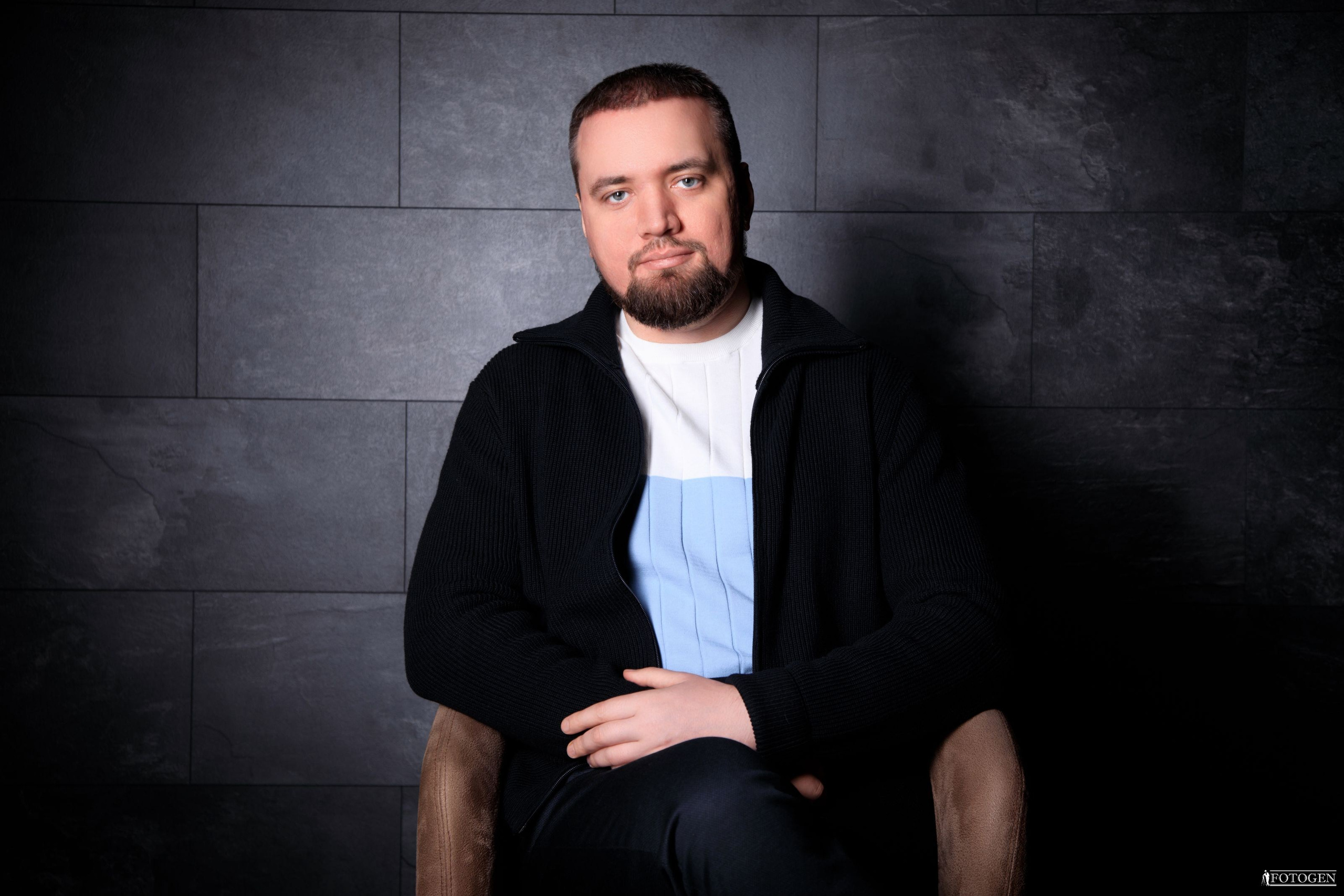Профессиональная мужская фотосессия в Fotogen: Ваша история в кадре. Интерьерная фотостудия FOTOGEN г. Краснодар