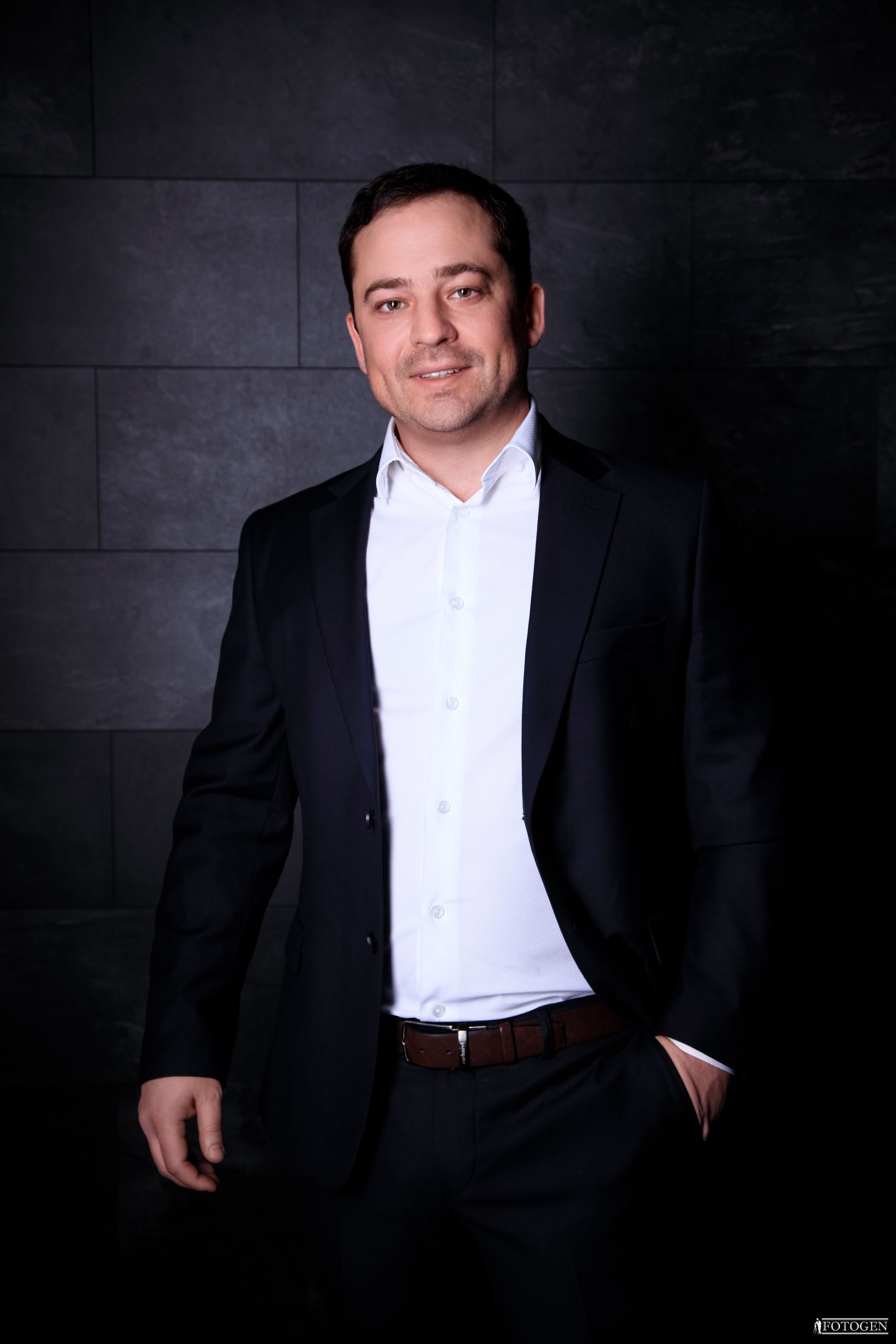 Профессиональная мужская фотосессия в Fotogen: Ваша история в кадре. Интерьерная фотостудия FOTOGEN г. Краснодар