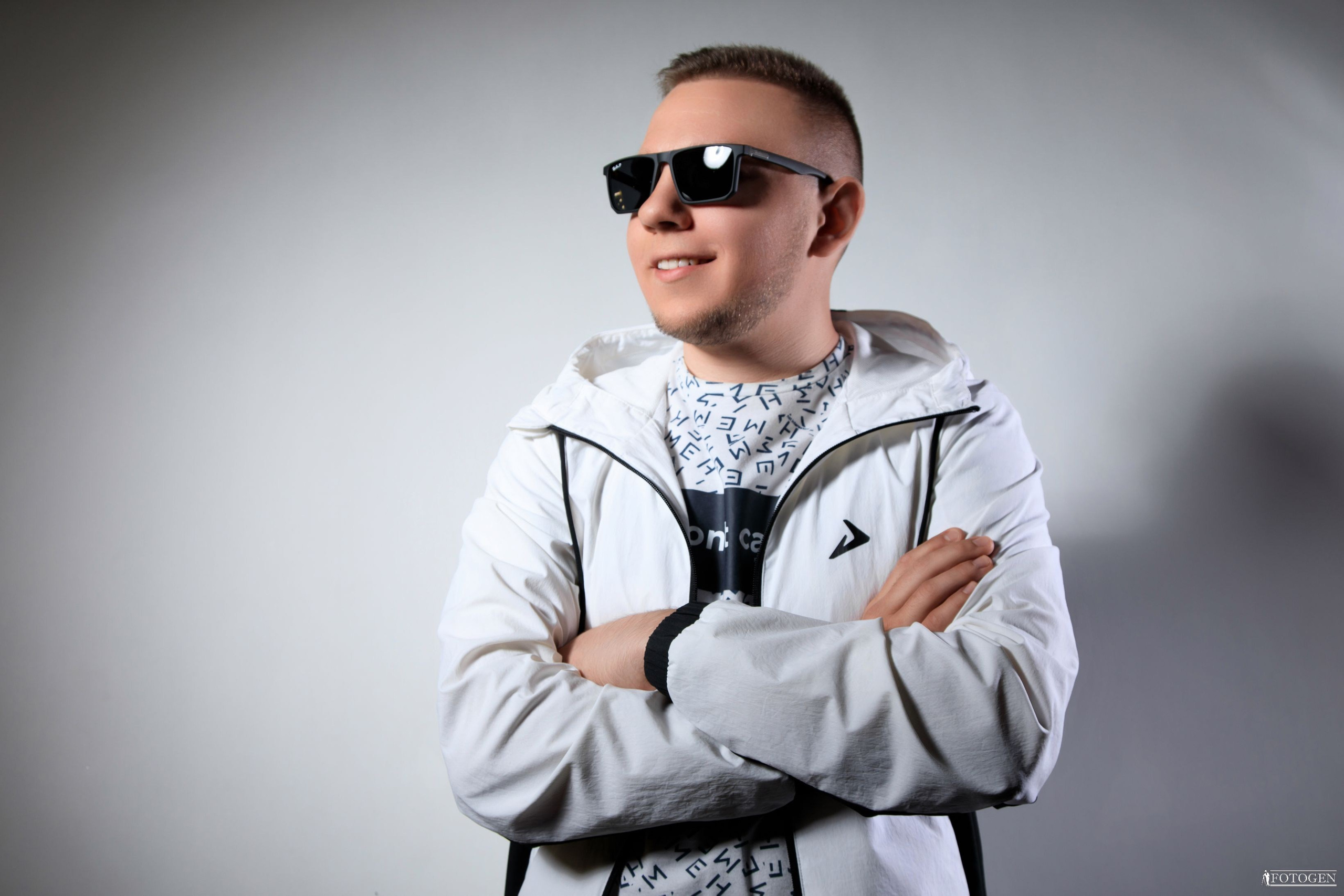 Профессиональная мужская фотосессия в Fotogen: Ваша история в кадре. Интерьерная фотостудия FOTOGEN г. Краснодар