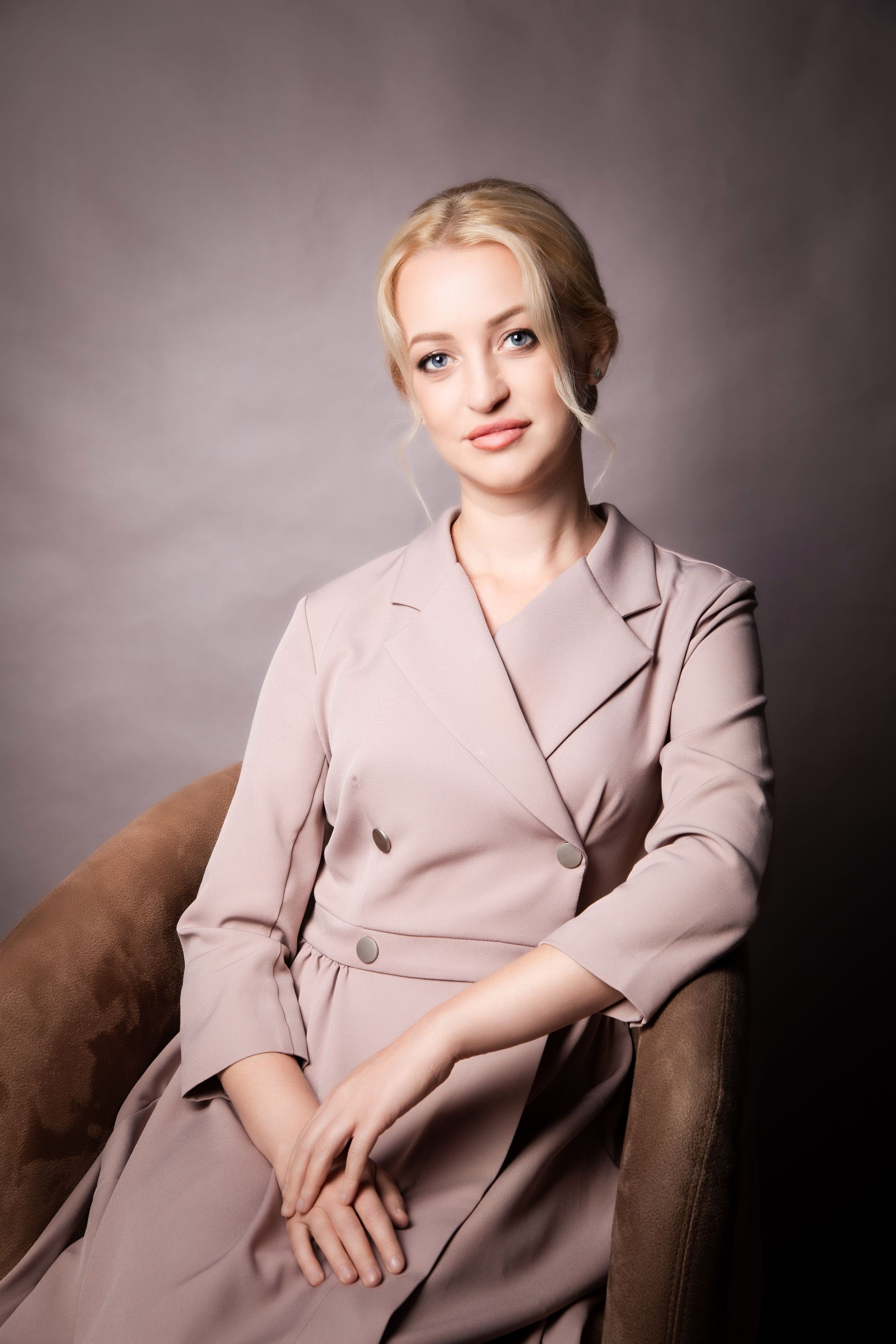 Женский деловой портрет | Бизнес фотосессии от Fotogen. Интерьерная фотостудия FOTOGEN г. Краснодар