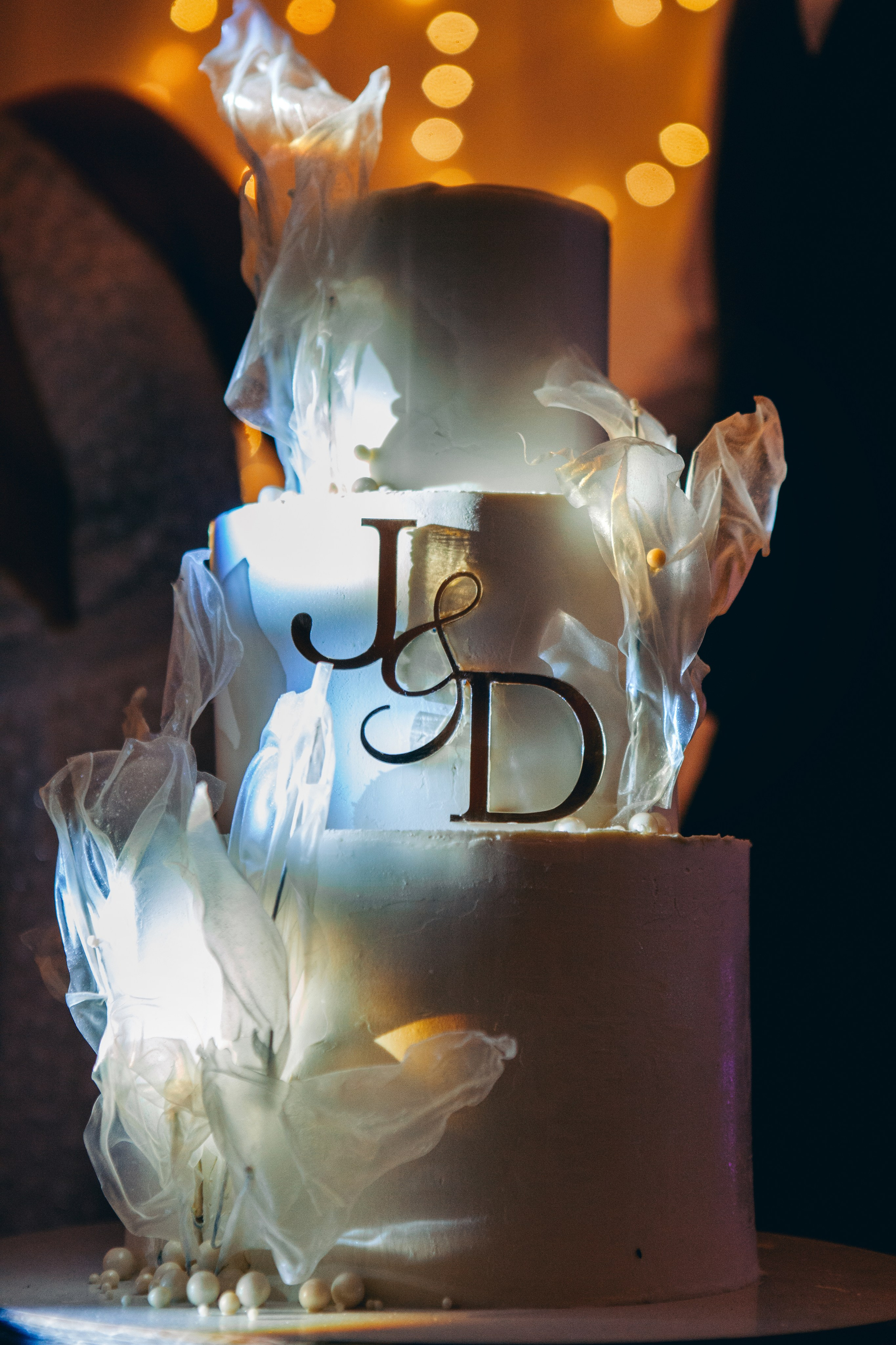 свадебный трехъярусный торт на свадьбе молодоженов