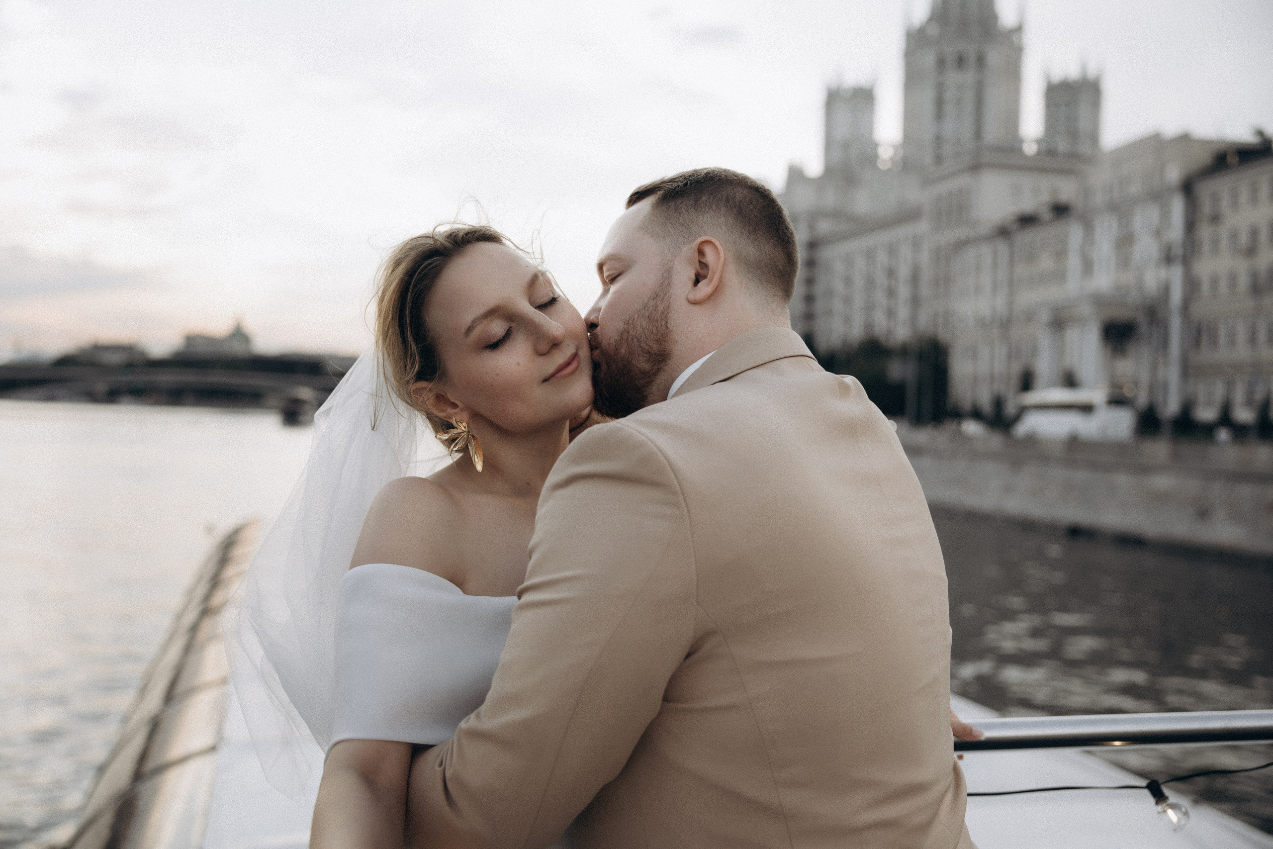 Утро невесты и свадебная фотосессия на теплоходе по Москве-реке