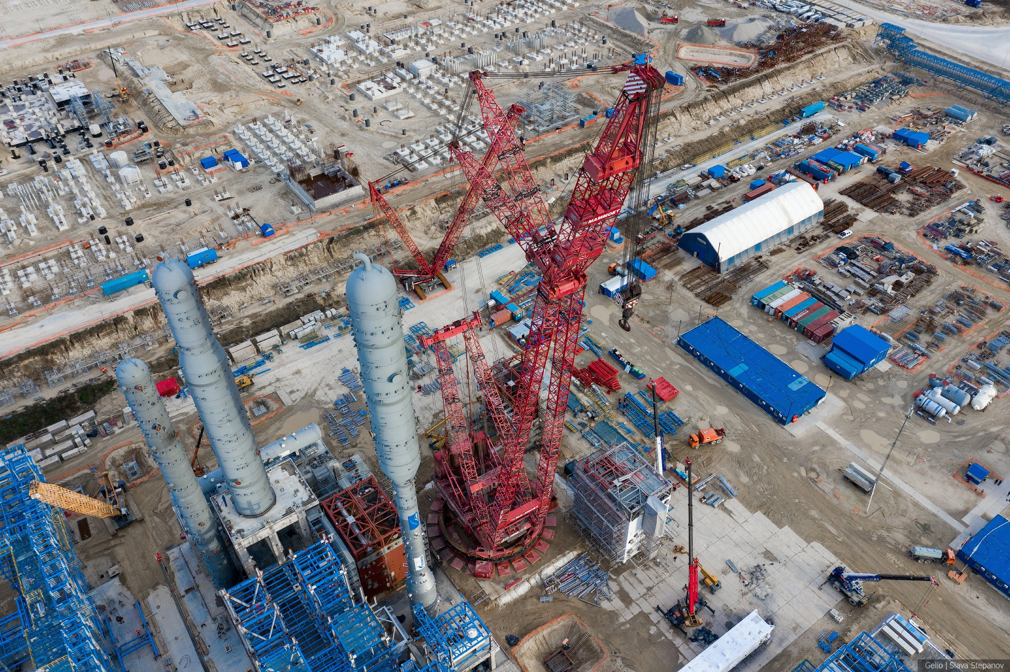 Строительство Амурского газоперерабатывающего завода (АГПЗ), гигантский кран устанавливает технологические колонны, вид с высоты