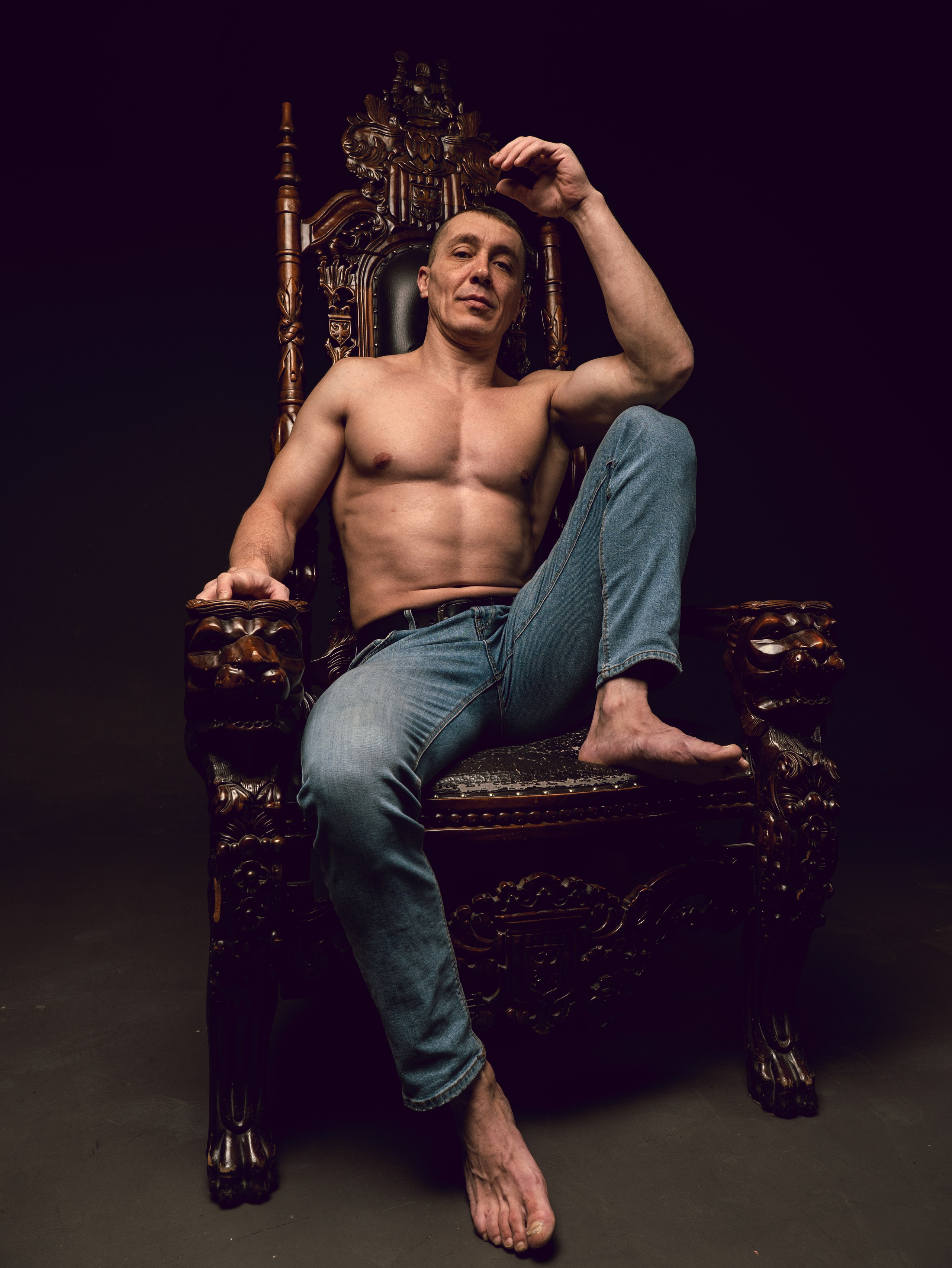 Алексей в темном зале. Фотосессия в Спб в студии, фотограф Панютина Марина