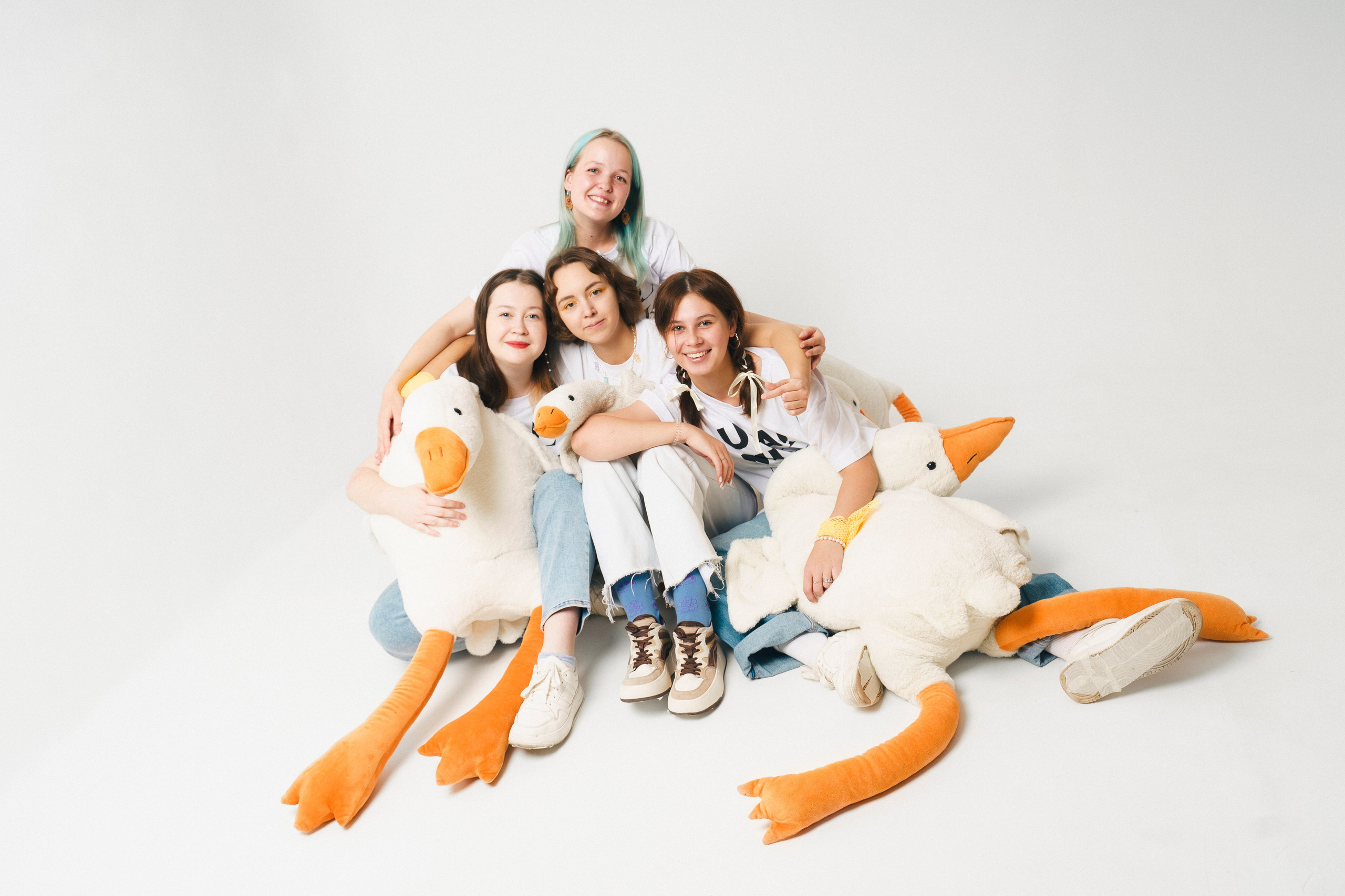 Групповая фотосессия команды в студии на белом фоне