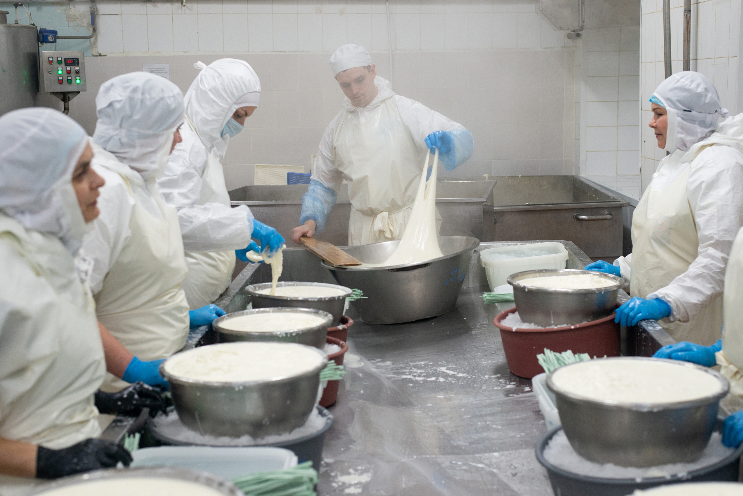 Производство итальянского сыра в Новомосковске. Коммерческая фотосъёмка городской среды, архитектуры и производственных объектов