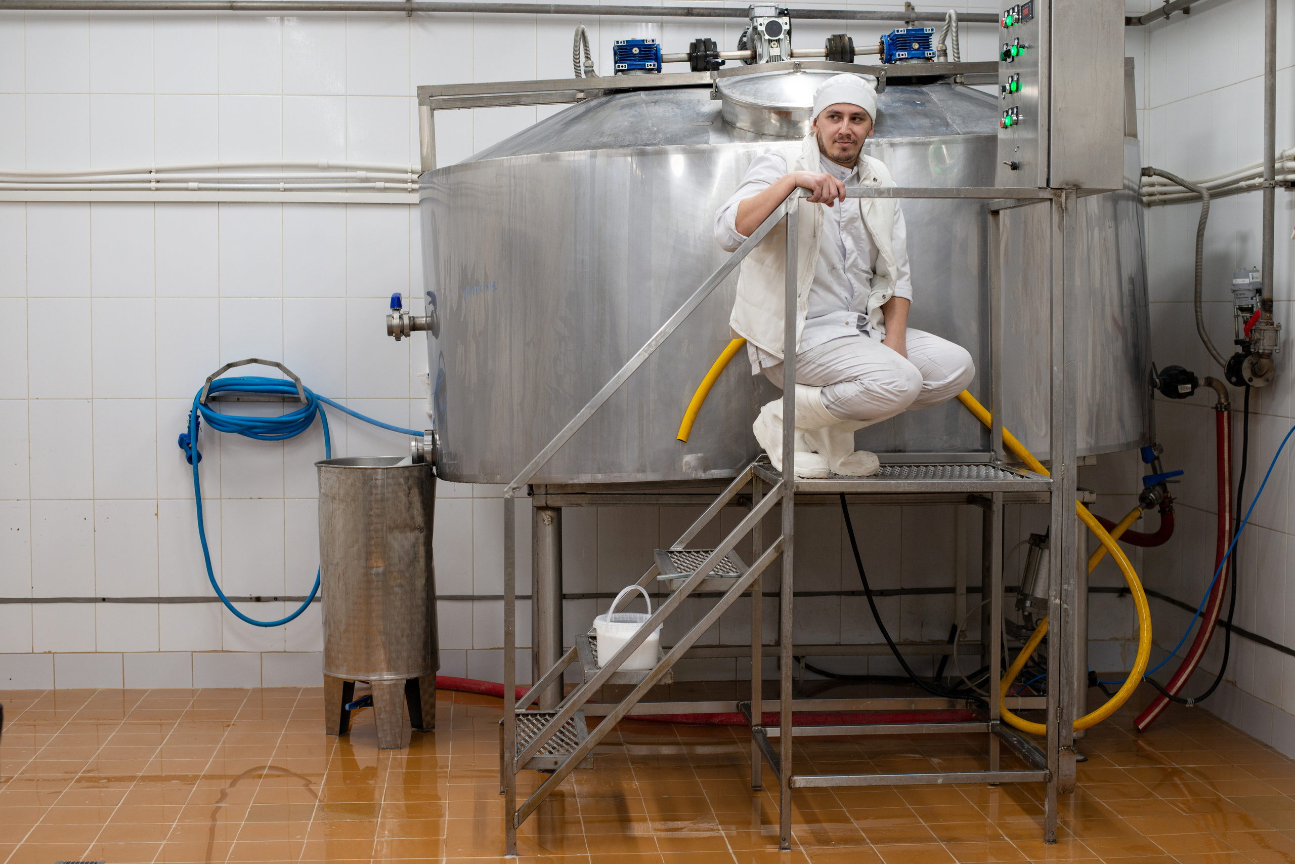 Производство итальянского сыра в Новомосковске. Коммерческая фотосъёмка городской среды, архитектуры и производственных объектов