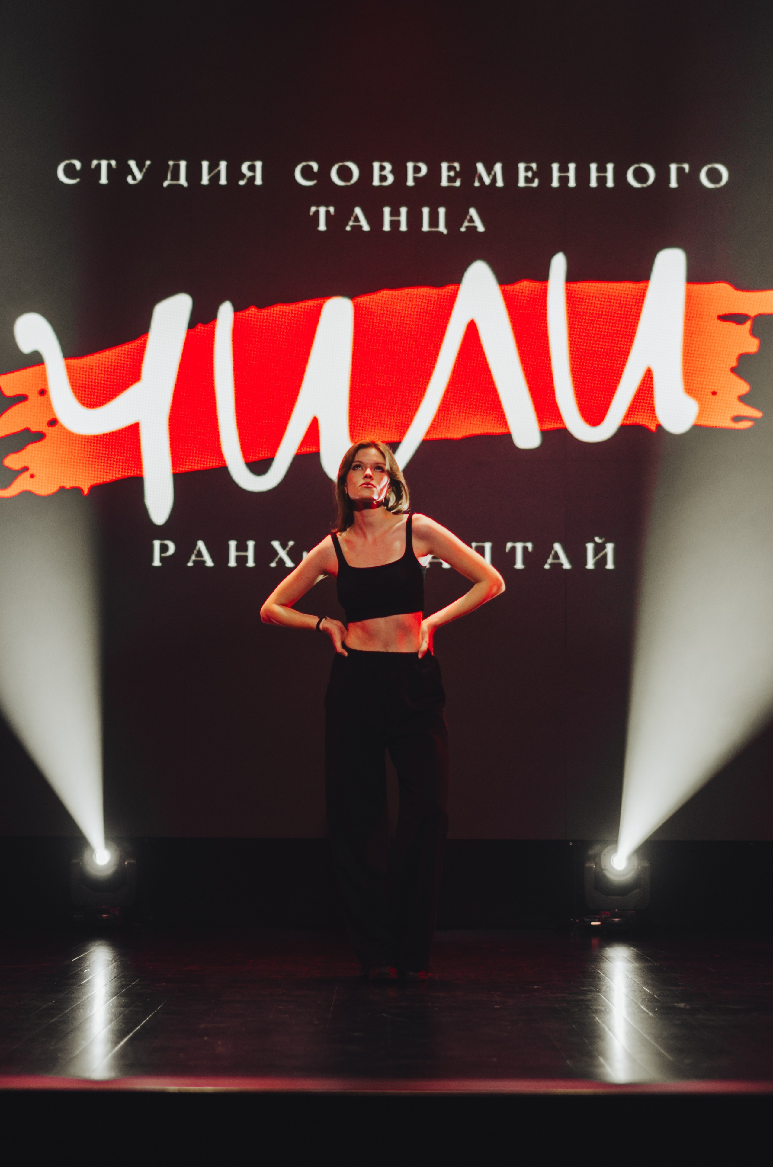 Групповая фотосъемка танцевального коллектива. Денисова Аля — фотограф для парных съемок и индивидуальных историй в Барнауле