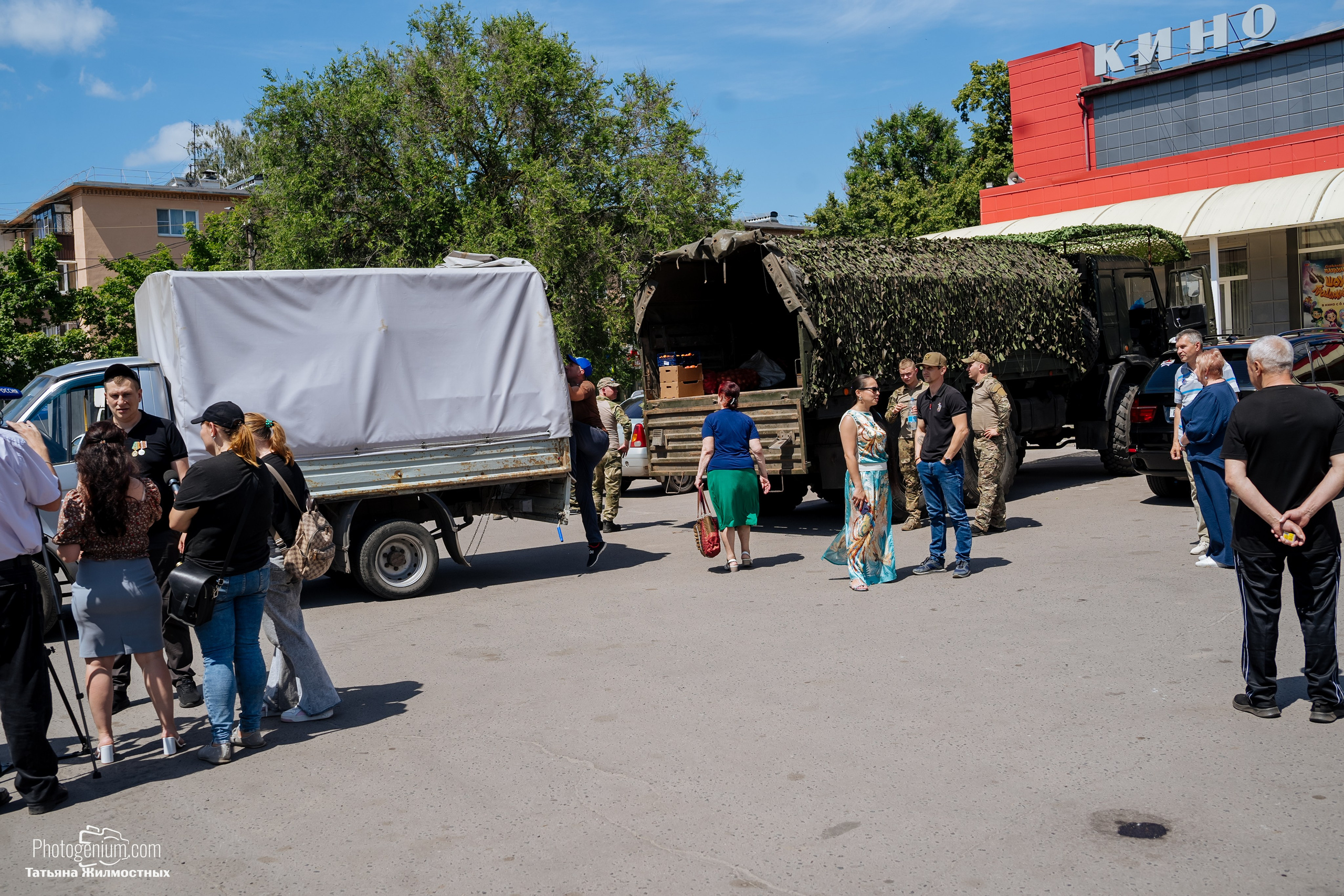 8 июня «Патриоты из Курска» сбор гуманитарной помощи у кинотеатра «Родина». Фотограф Нижний Новгород Татьяна Кейод