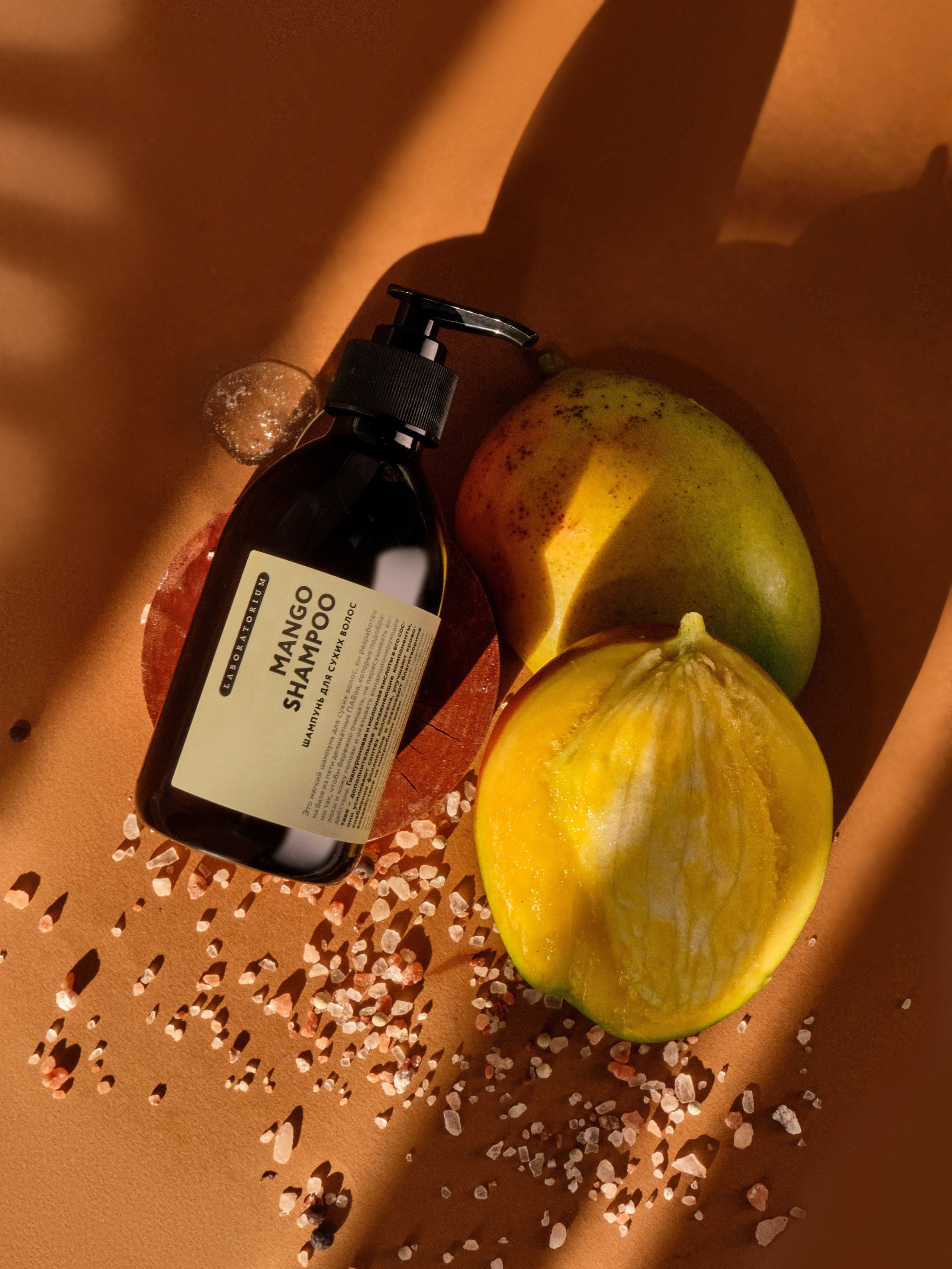 рекламный кадр косметики с реквизитом