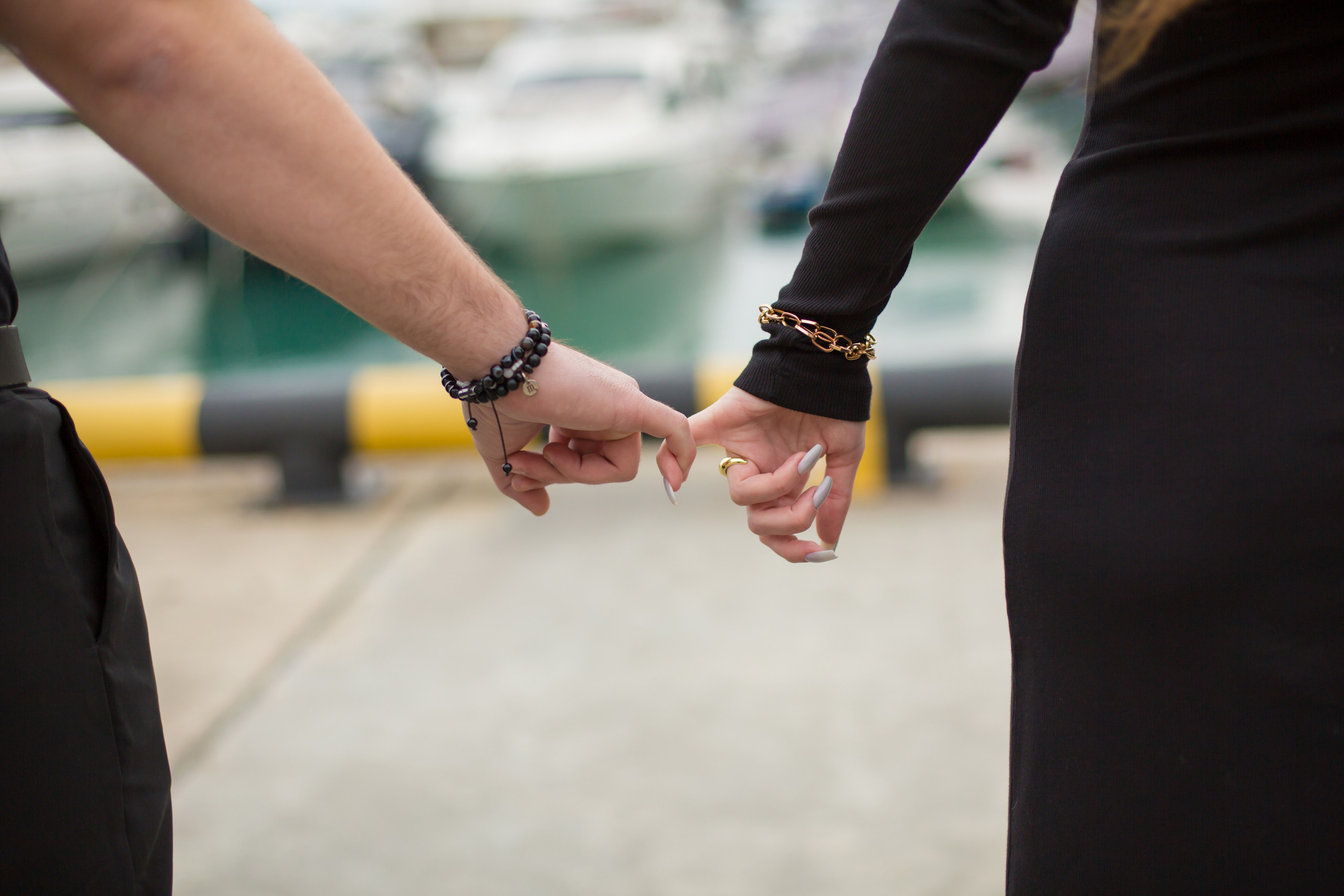 пальцы парня и девушки вместе 