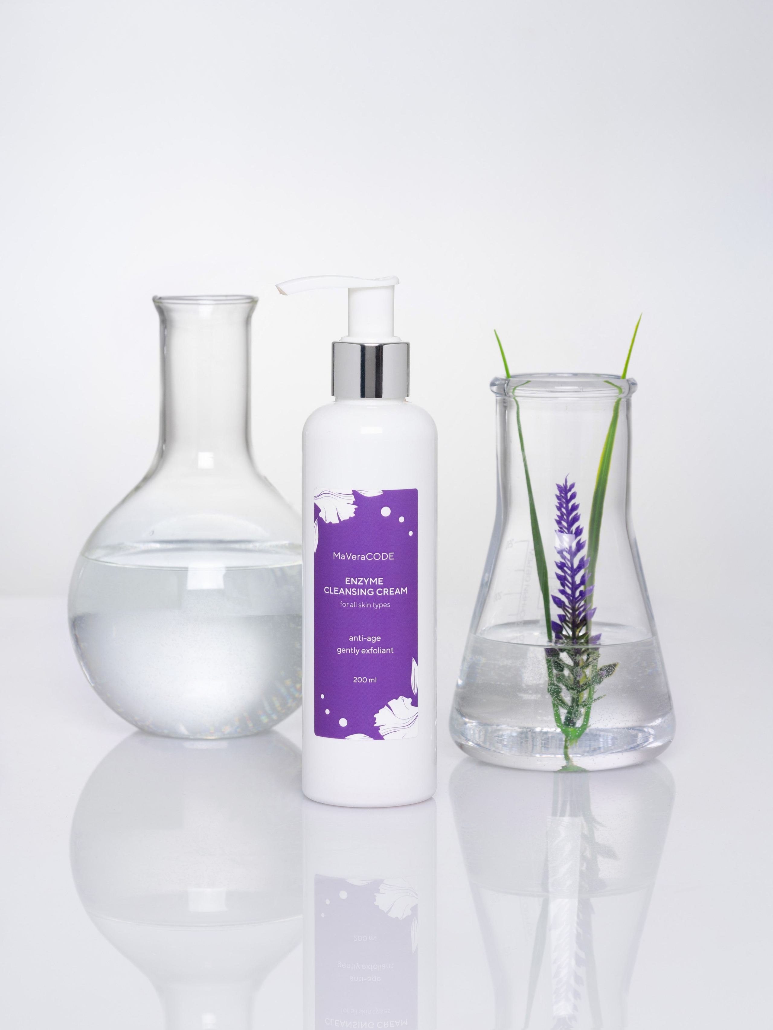 Крем в окружении лабораторных колб | Фото для сайта инновационной косметики