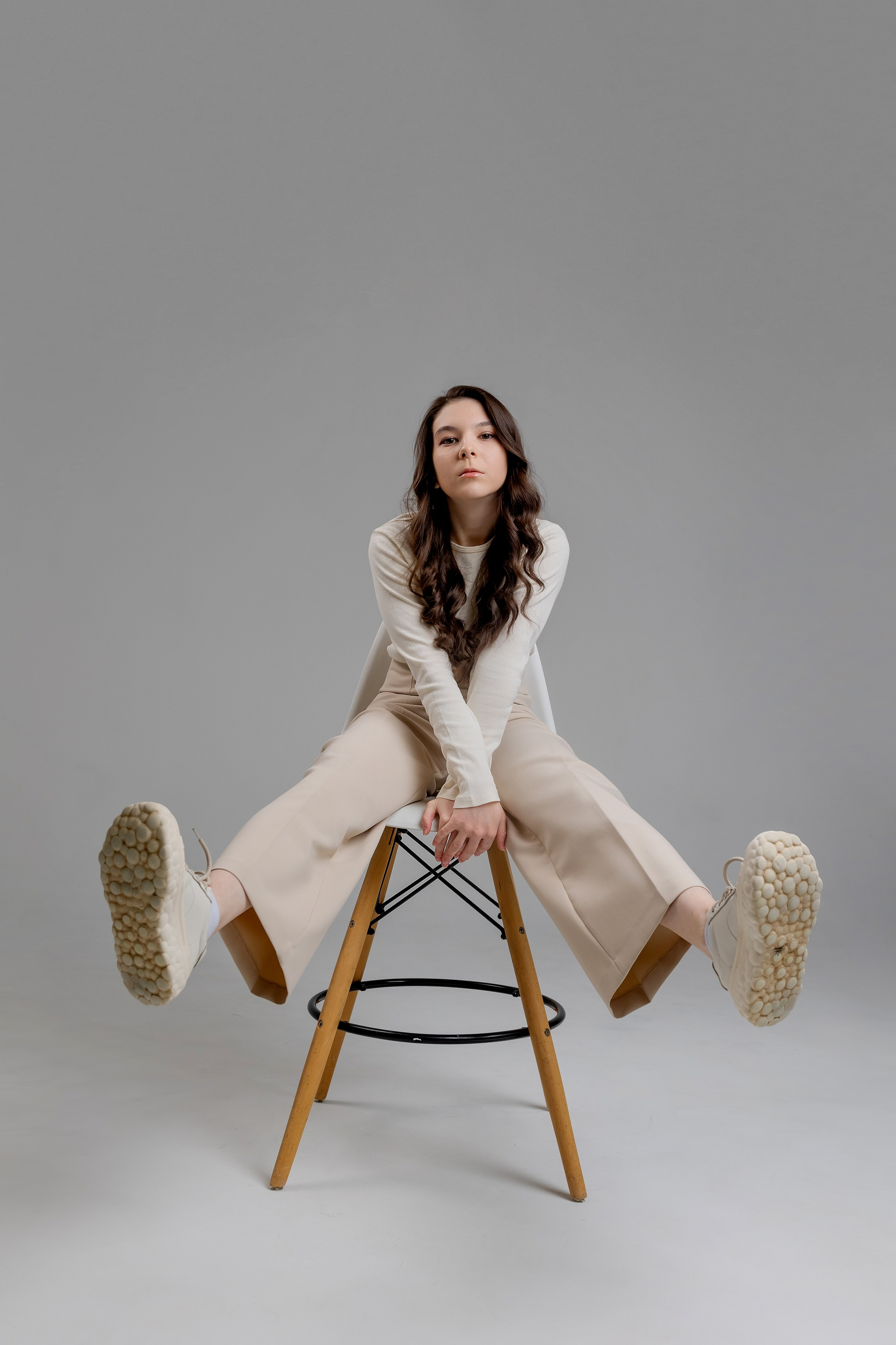 Девушка фотосъёмка на циклораме