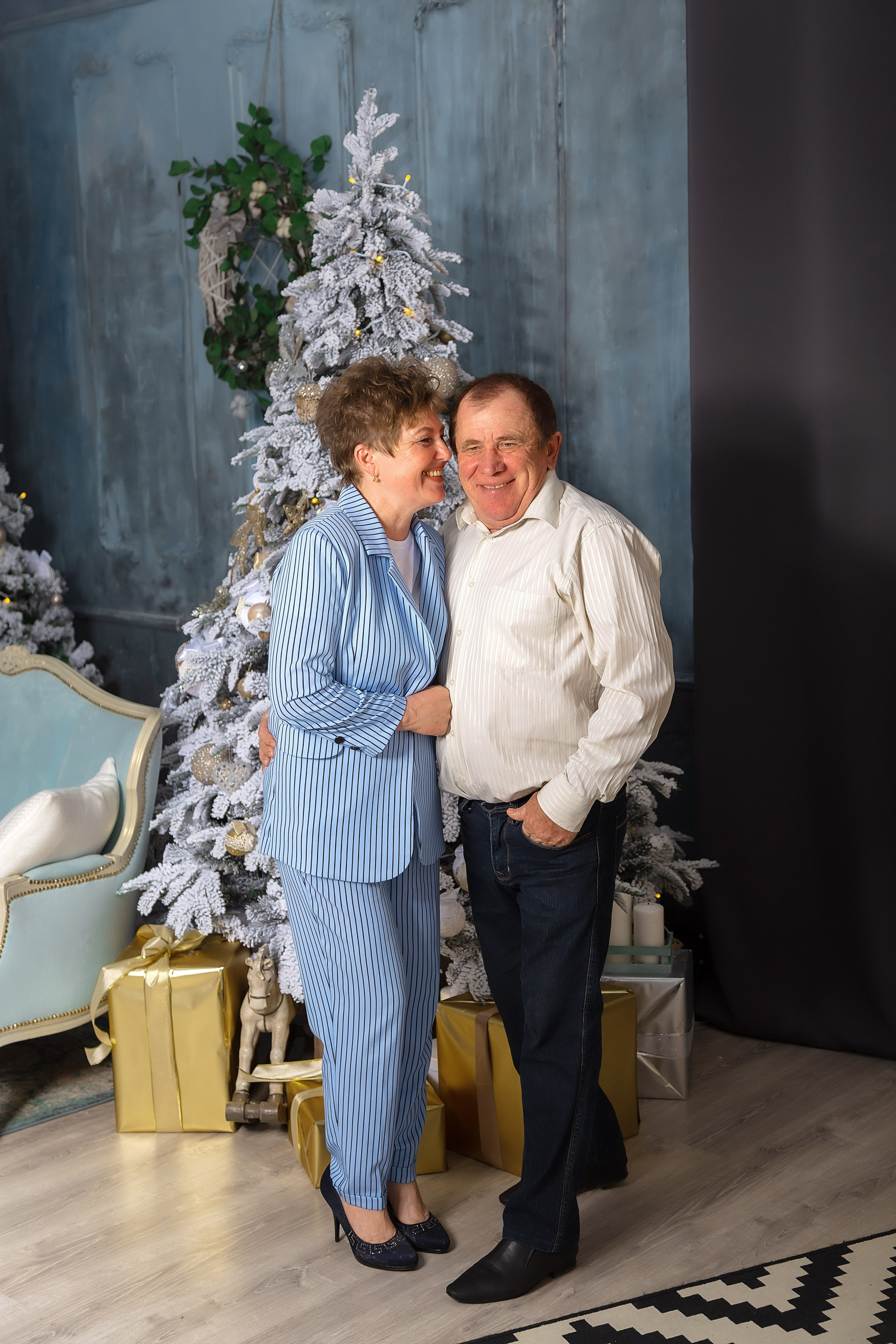 Новогодняя семейная фотосессия в студии в Волгодонске