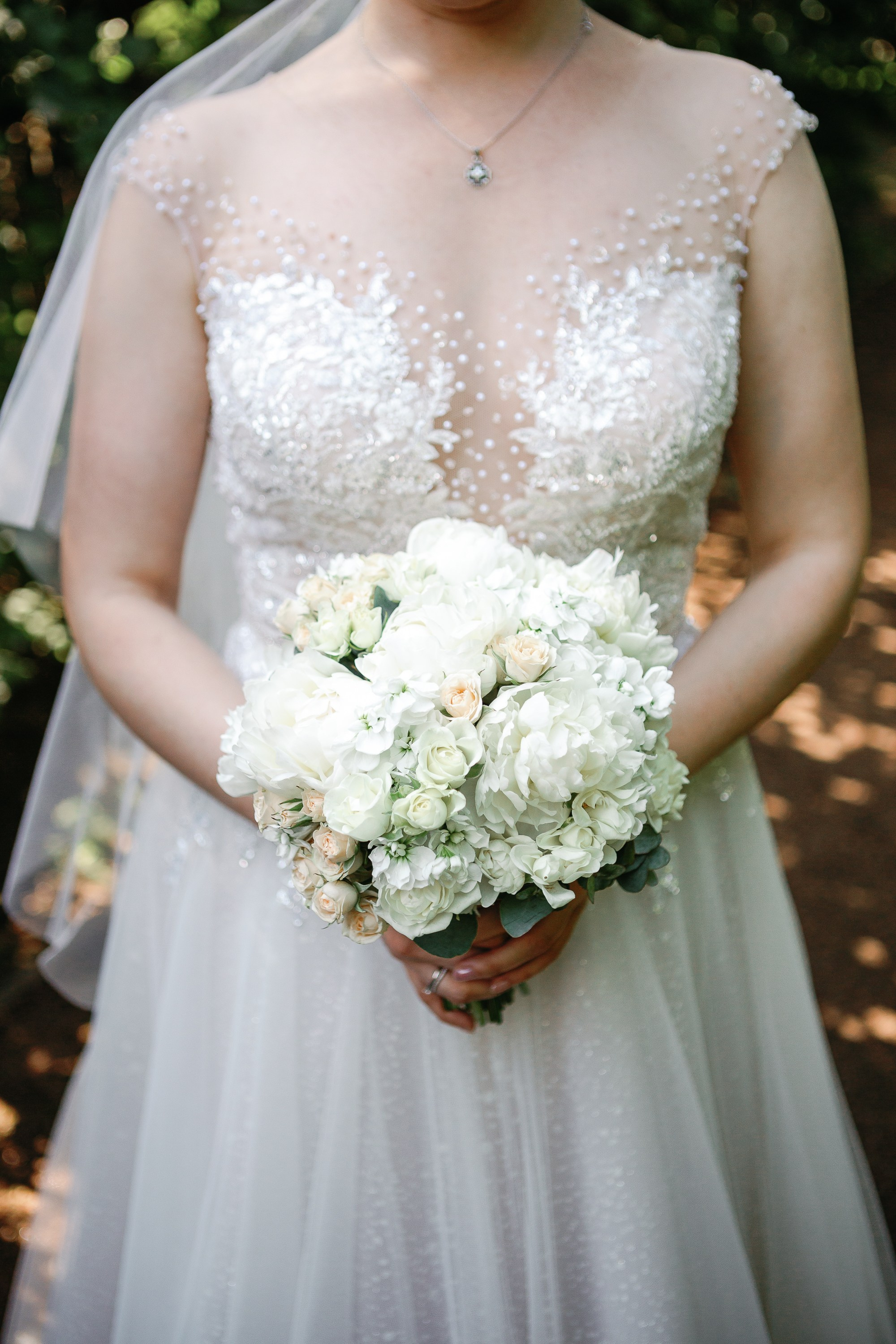 Букет невесты в руке у невесты.