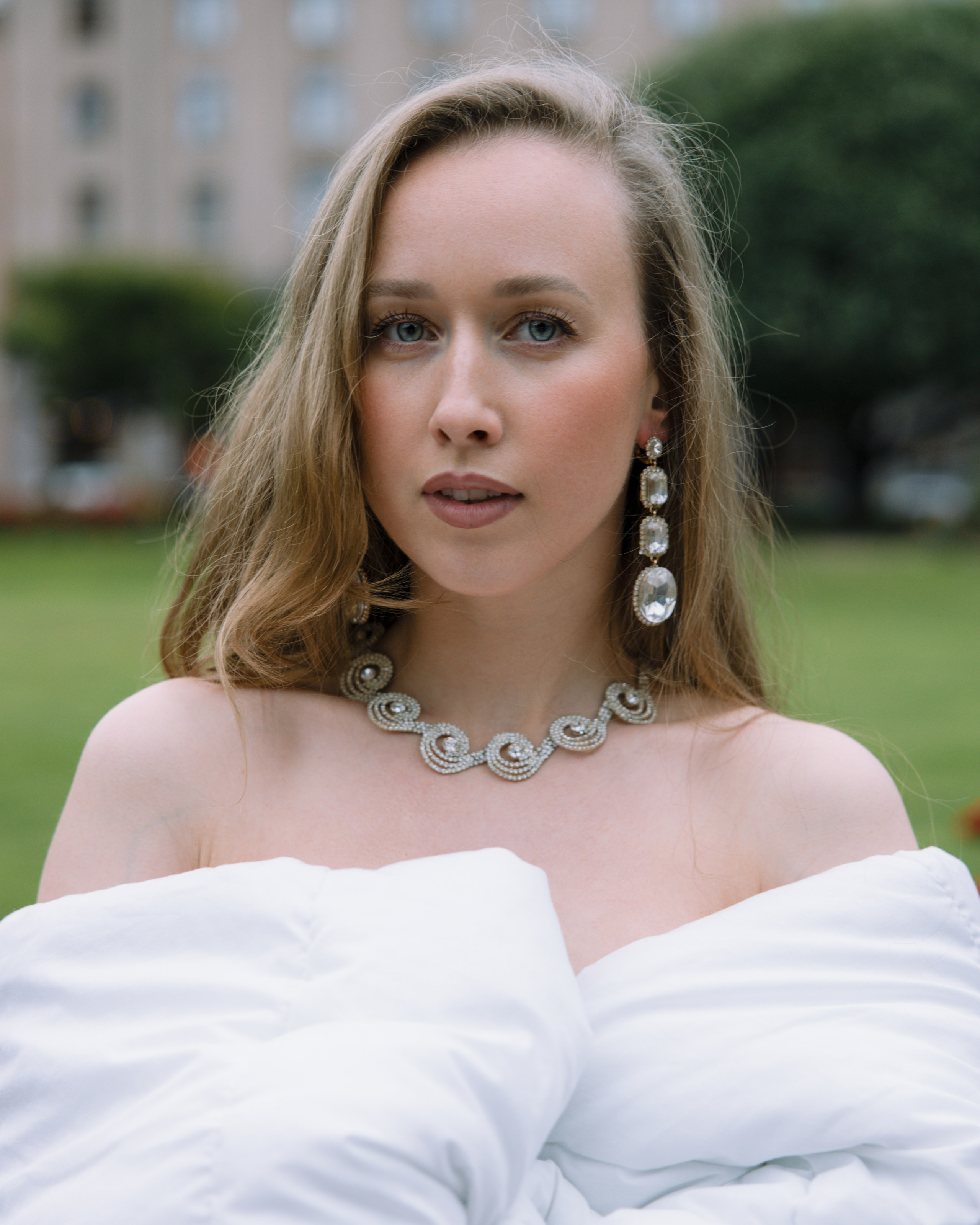 Лавстори прогулка в одеялах по ночному городу летом в Санкт-Петербурге. Фотограф в Санкт-Петербурге Вагнер Юлия