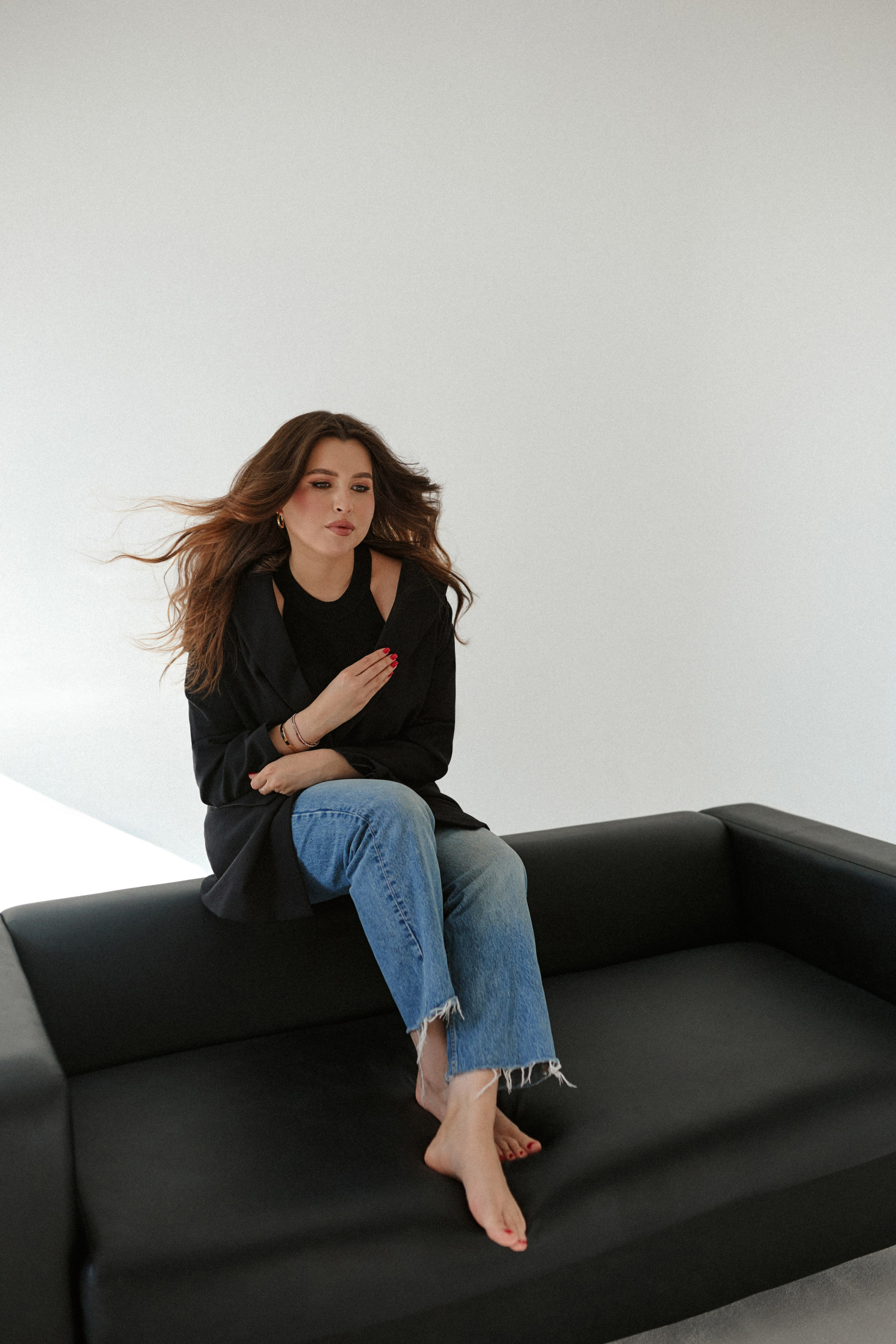 Минималистичная фотосессия. Сестры Карабаза. Фотографы и ретушеры в Москве и Санкт-Петербурге