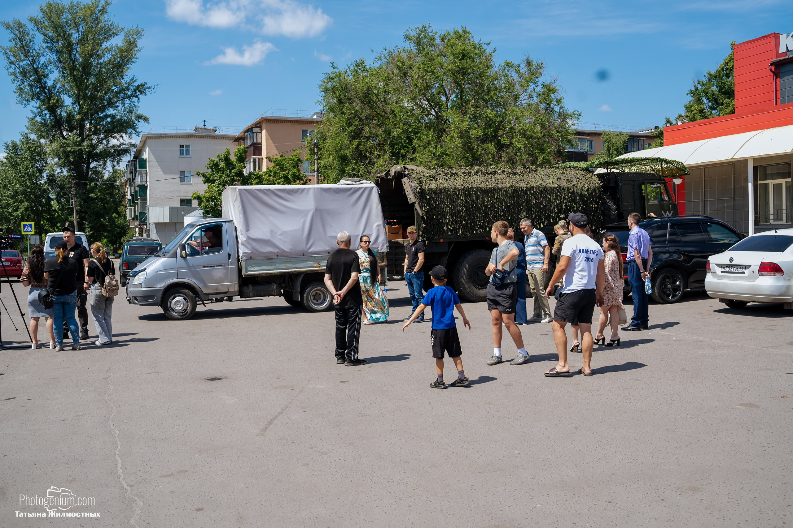 8 июня «Патриоты из Курска» сбор гуманитарной помощи у кинотеатра «Родина». Фотограф Нижний Новгород Татьяна Кейод