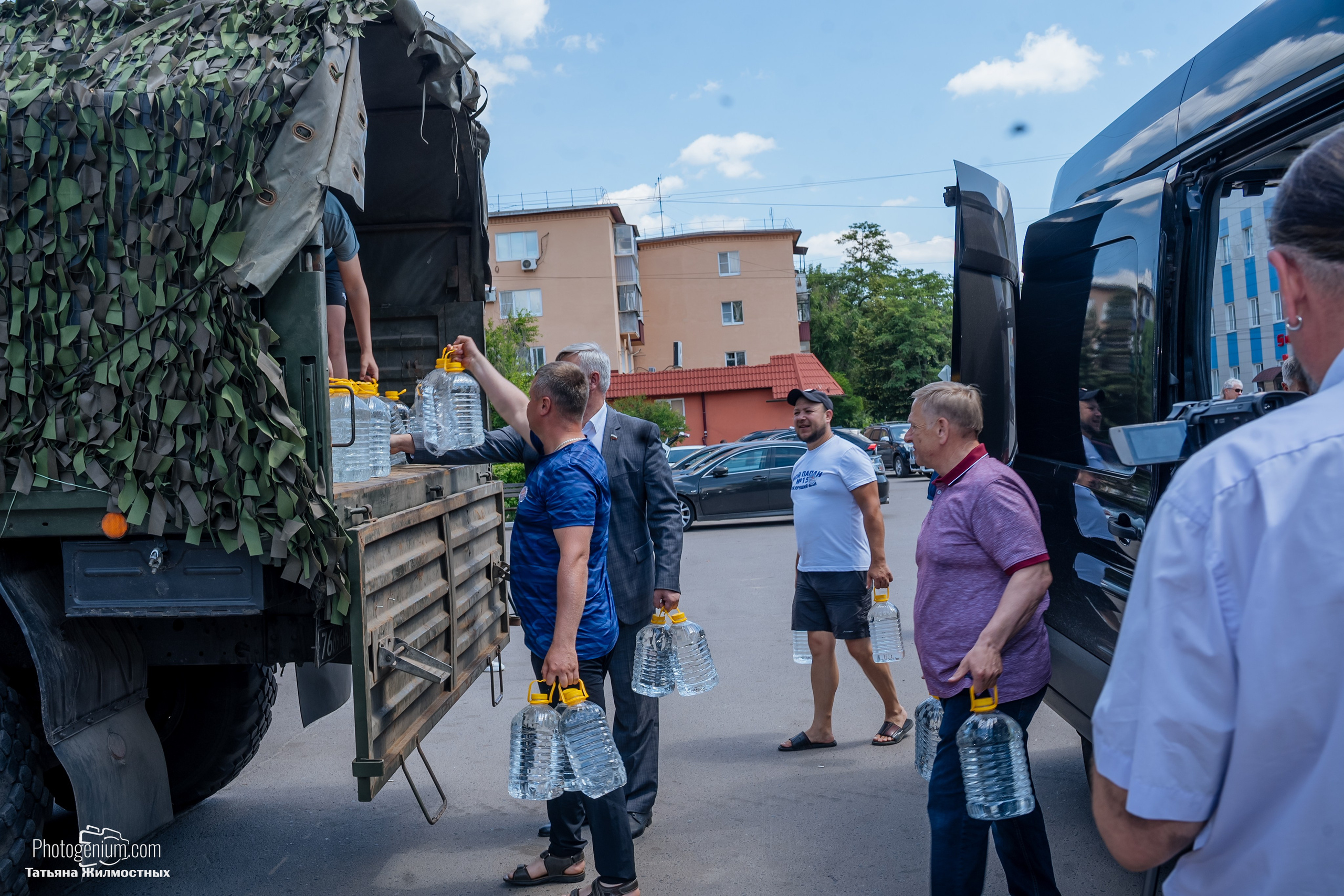8 июня «Патриоты из Курска» сбор гуманитарной помощи у кинотеатра «Родина». Фотограф Нижний Новгород Татьяна Кейод