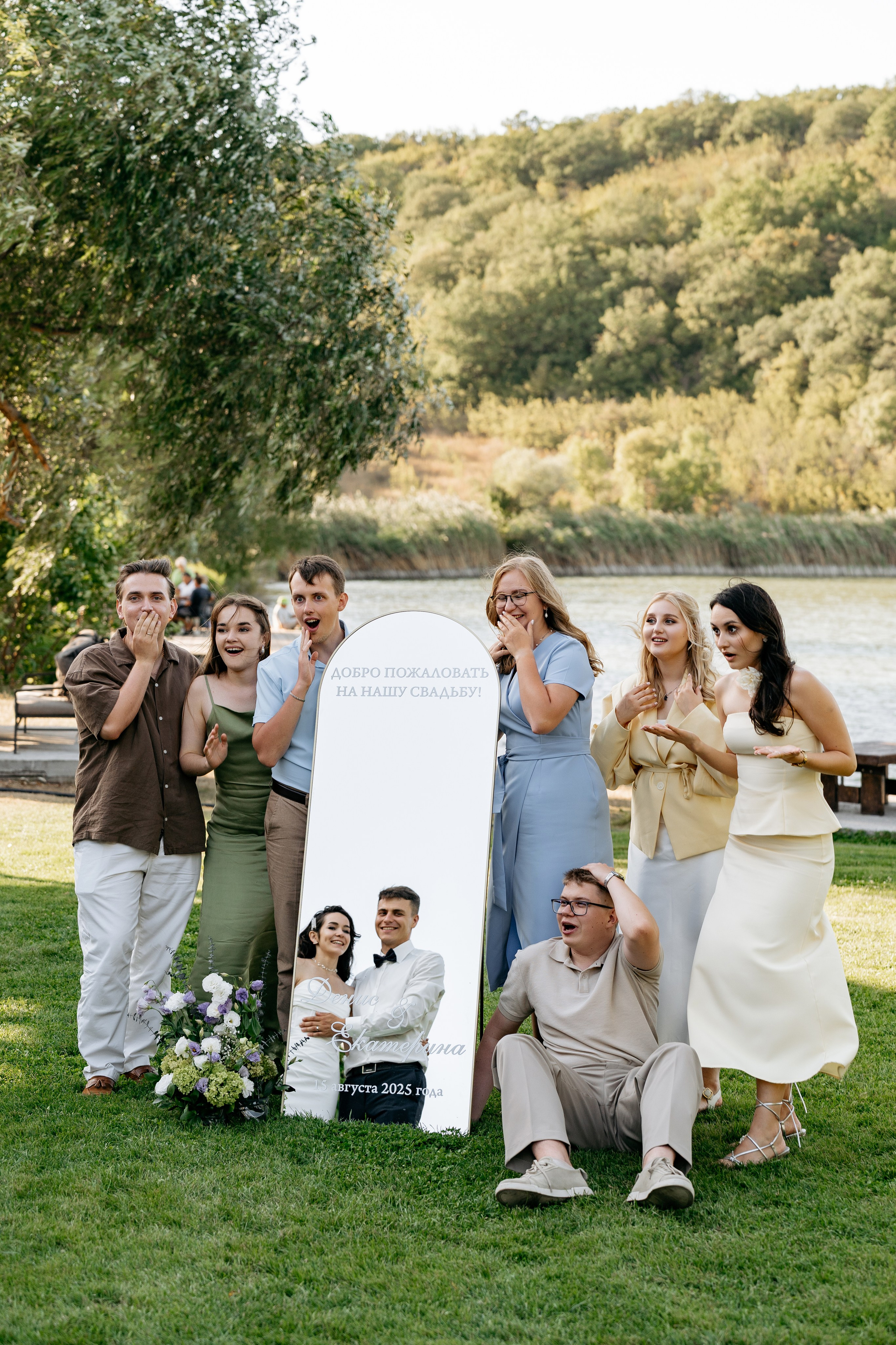 Свадебный фотограф в усадьбе Семигорье. Веселые и динамичные кадры пары. Настроение и энергия от фотографа из Анапы.