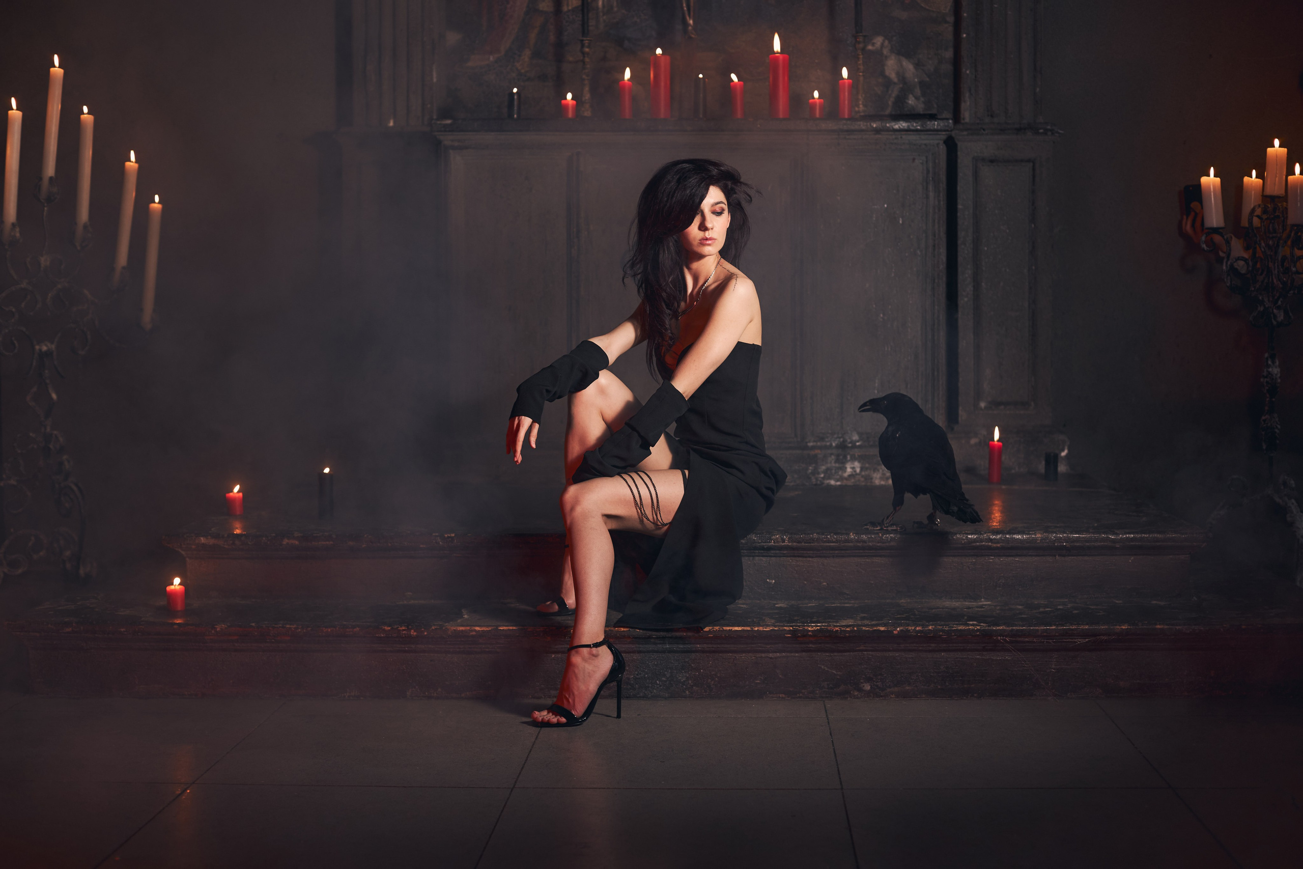 Портрет девушки в черном платье, которая сидит на ступенях. Рядом с ней скачет Черный Ворон