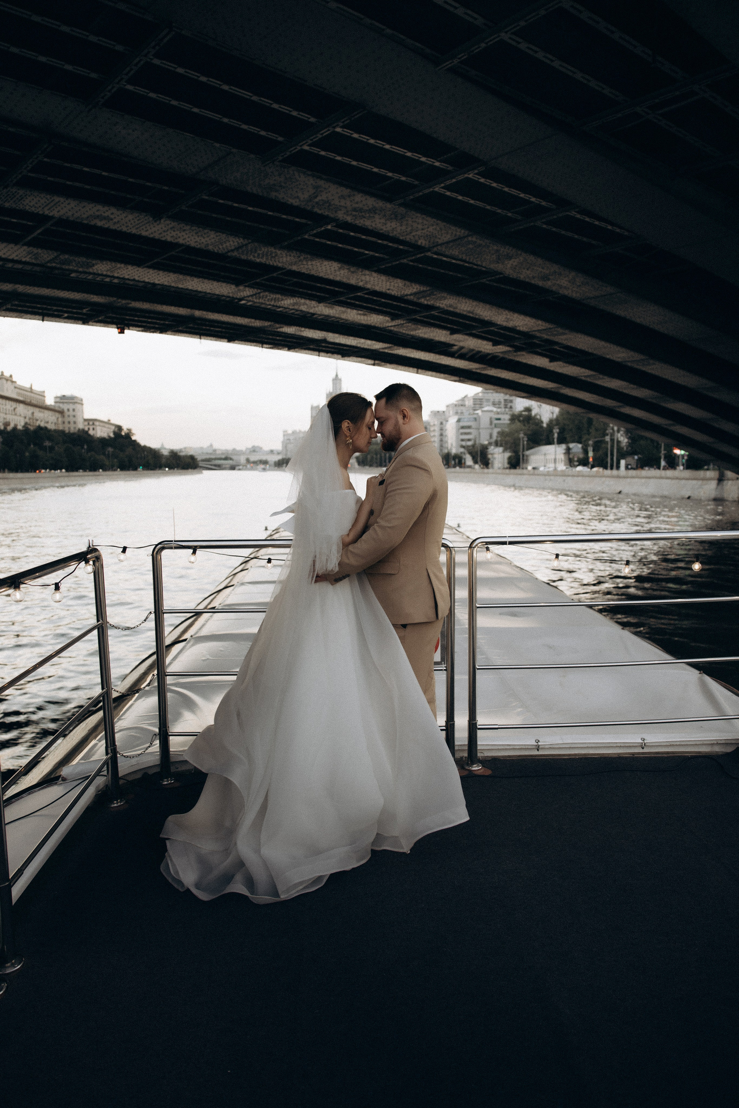 Утро невесты и свадебная фотосессия на теплоходе по Москве-реке