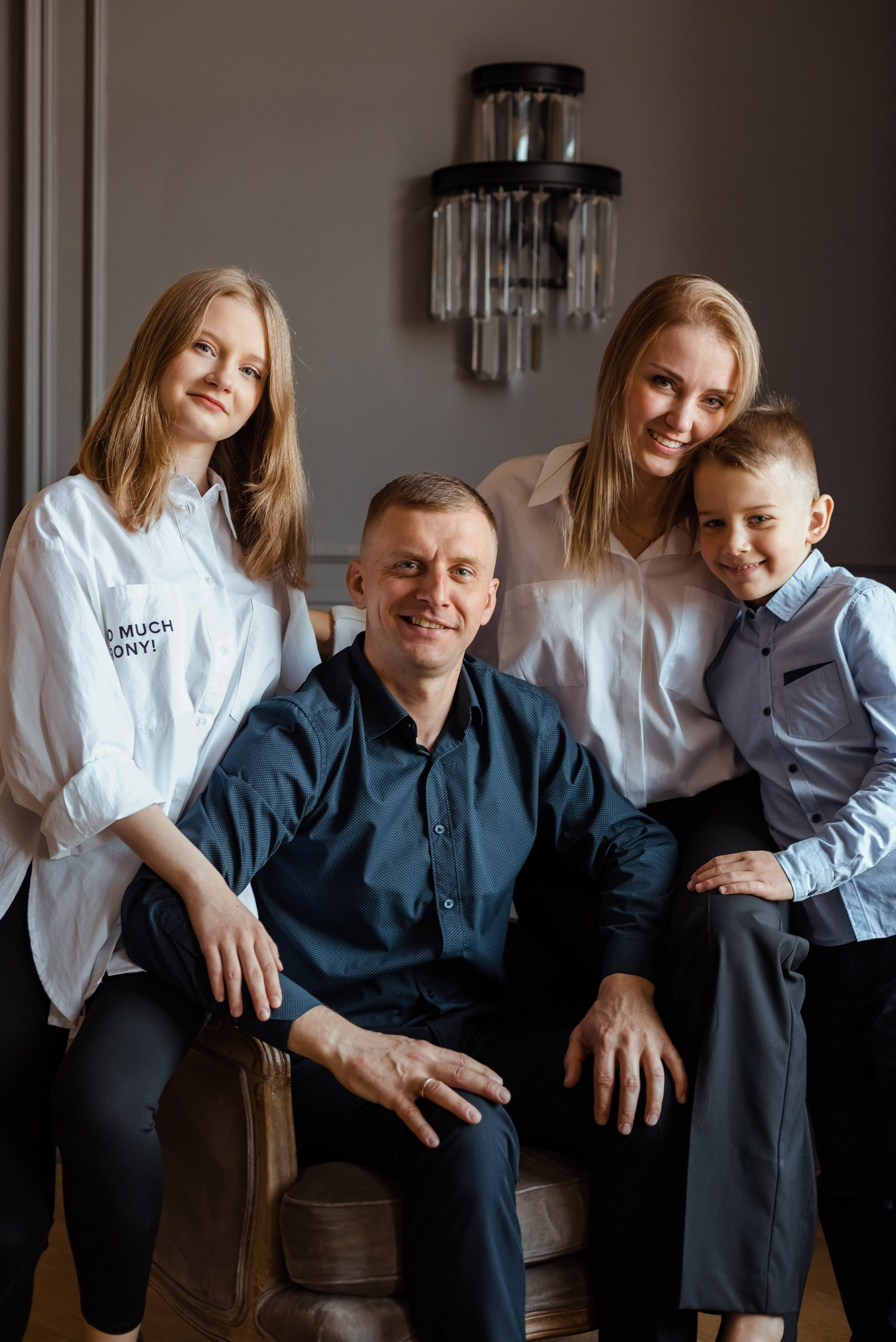 Фотосессия большой семьи в студии в Санкт-Петербурге. Фотограф Юлия Кондратьева