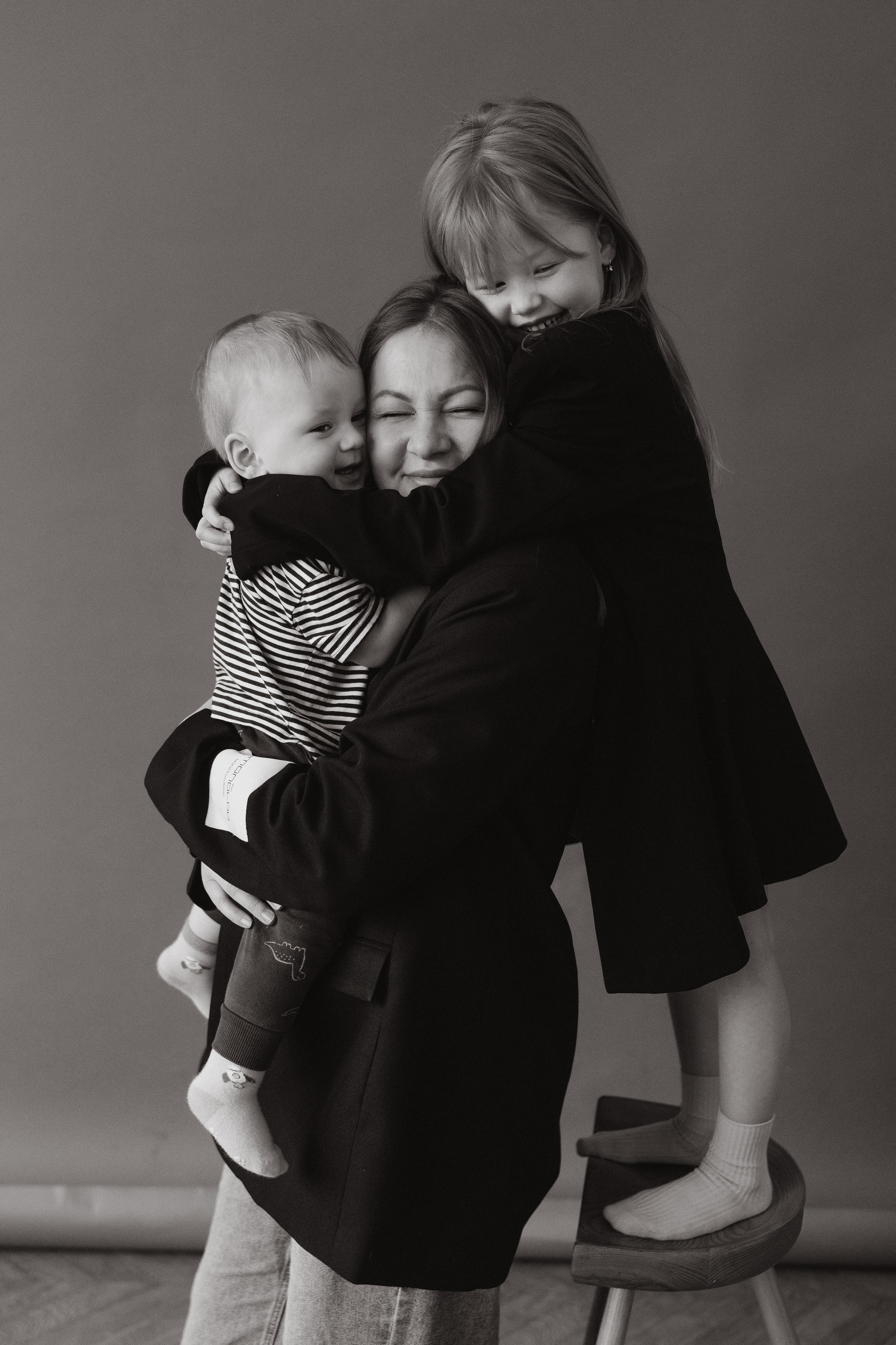 Студийная фотосессия материнства. Семейный, ньюборн фотограф, фотограф на роды в Москве, Виктория Тюльдюкова