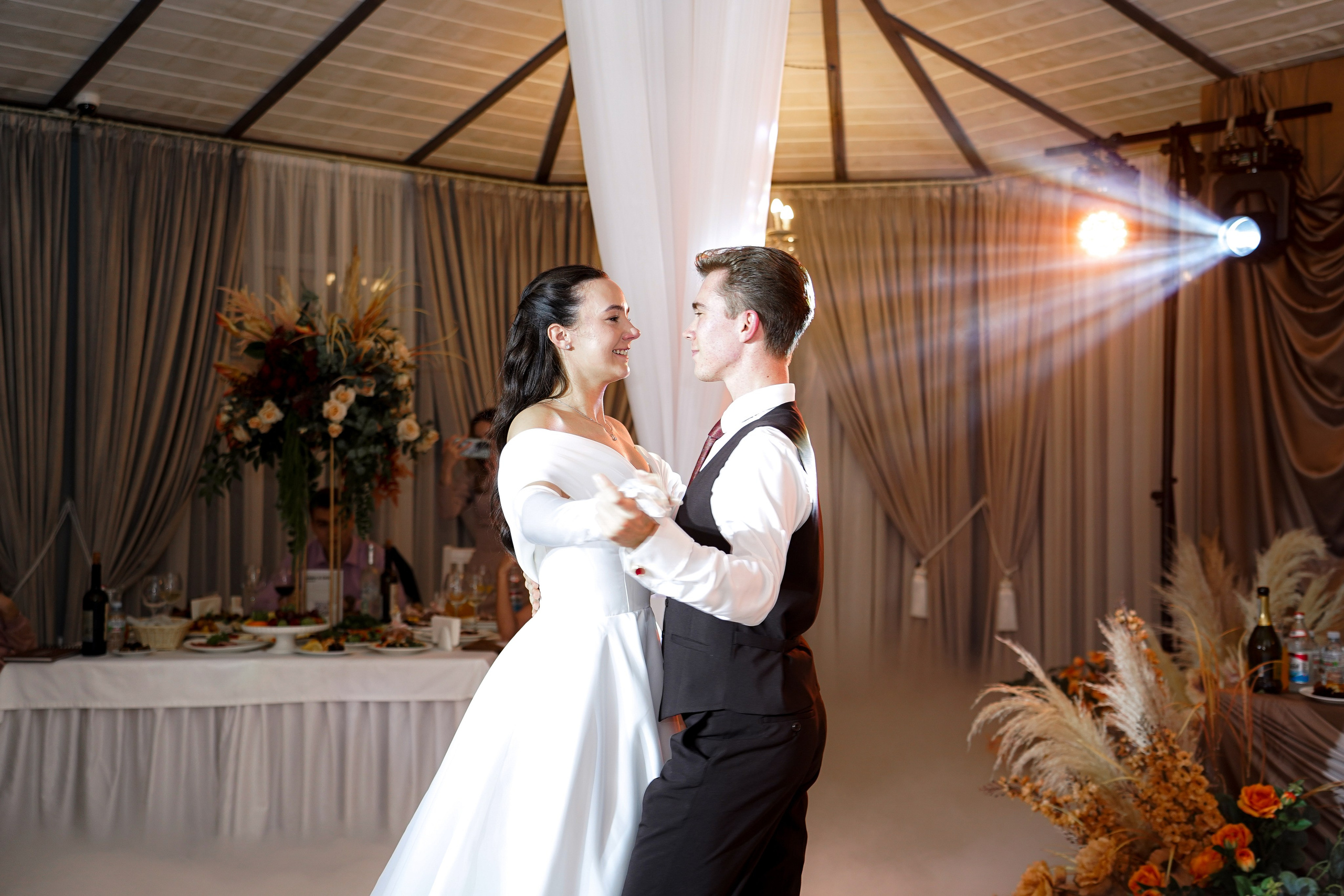 Свадебный банкет в беседке. Свадебный фотограф в Ростове-на-Дону. Таинство Крещения и Венчания, семейные фотосессии. Алёна Чёботова