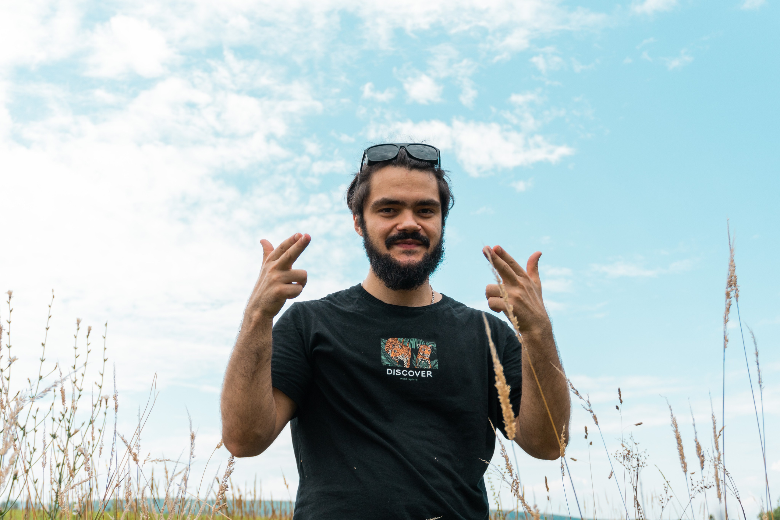 Человек на фоне неба указывает на себя - Дмитрий Дикий