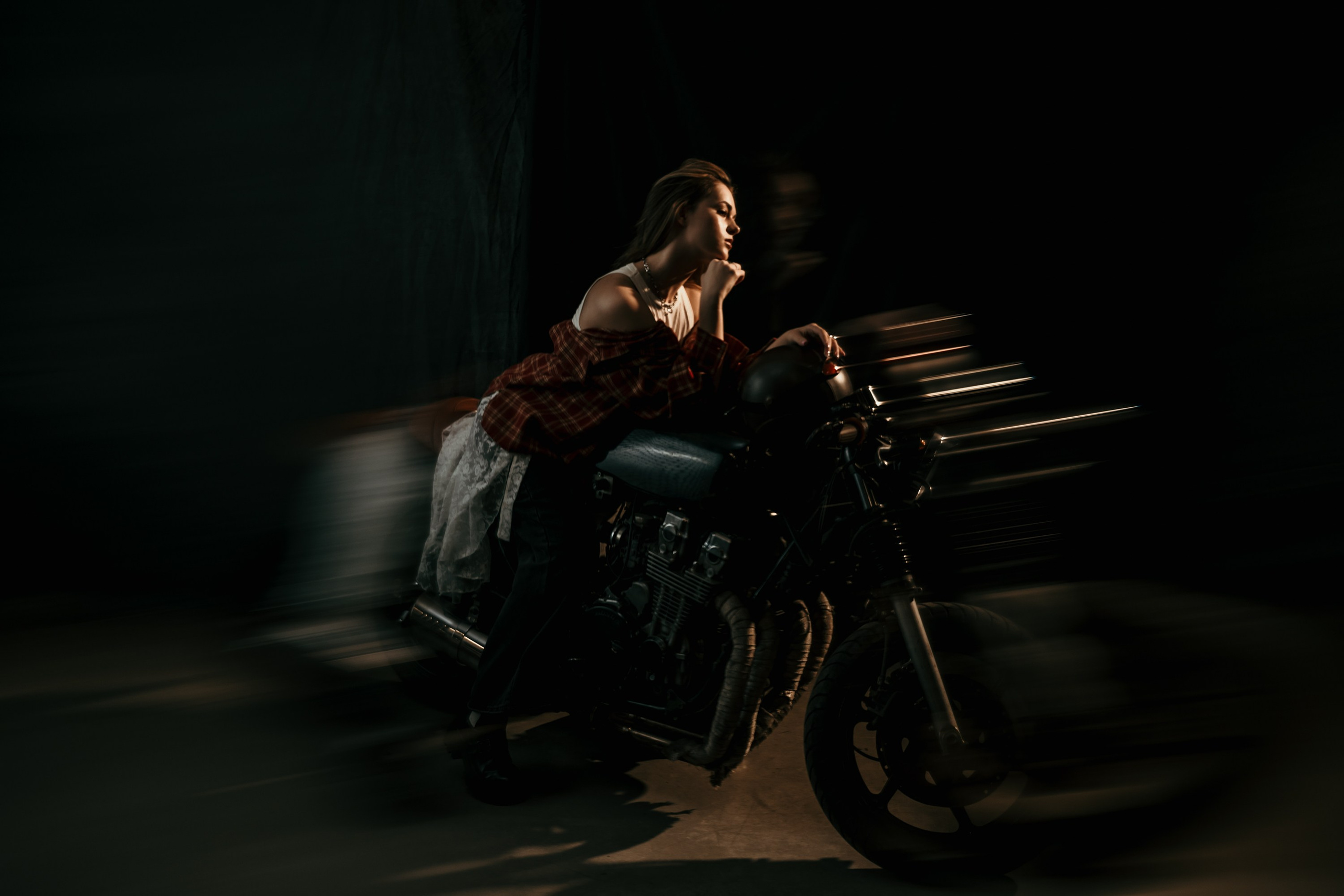 Фотосессия с мотоциклом в студии в Санкт-Петербурге. Свадебный, семейный, портретный, репортажный фотограф в Санкт-Петербурге