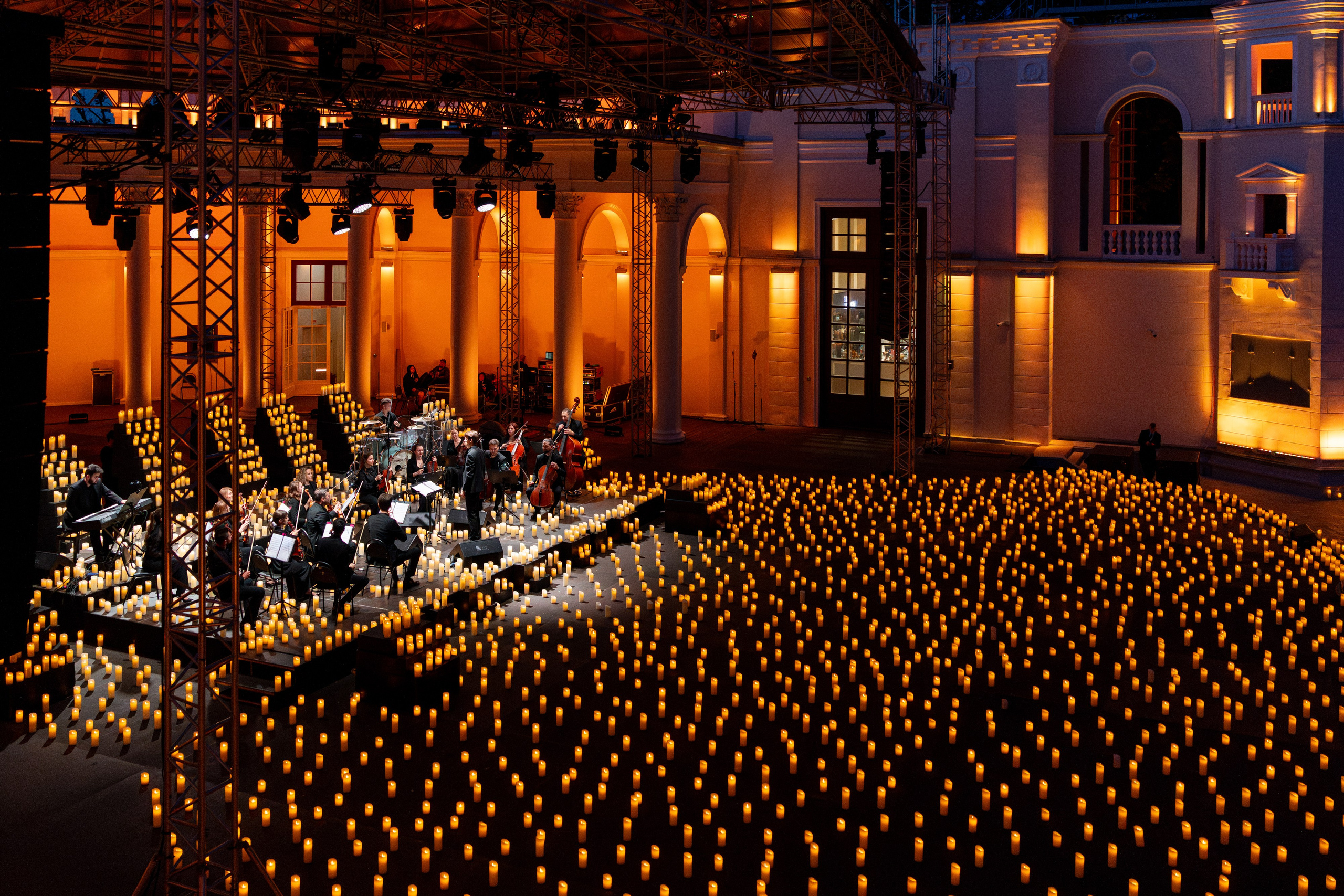 Симфонический оркестр Lumisfera при свечах. Фотограф Никита Комаров