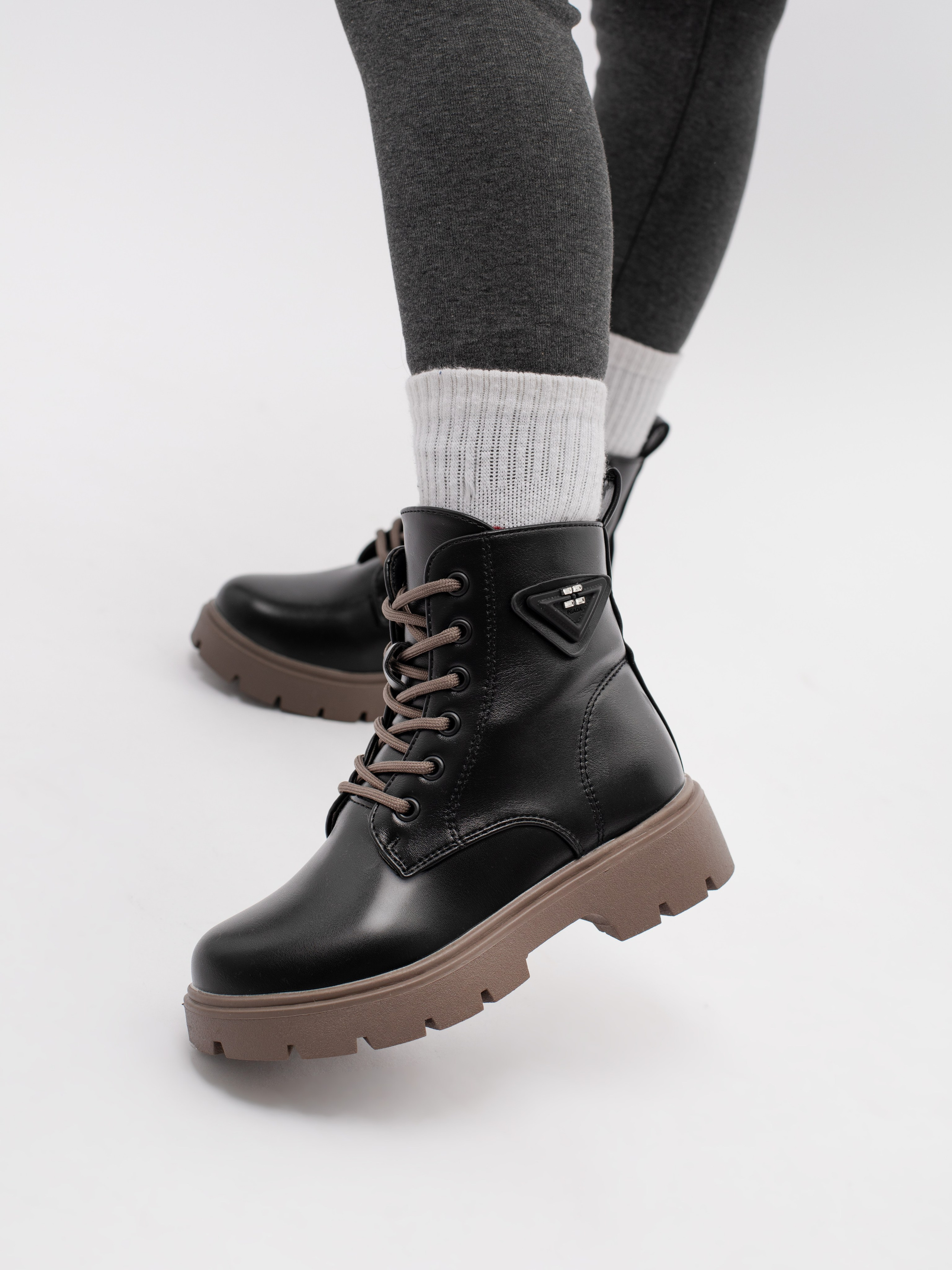 Ботинки для девочки. Фотостудия предметной и модельной съёмки для маркетплейсов