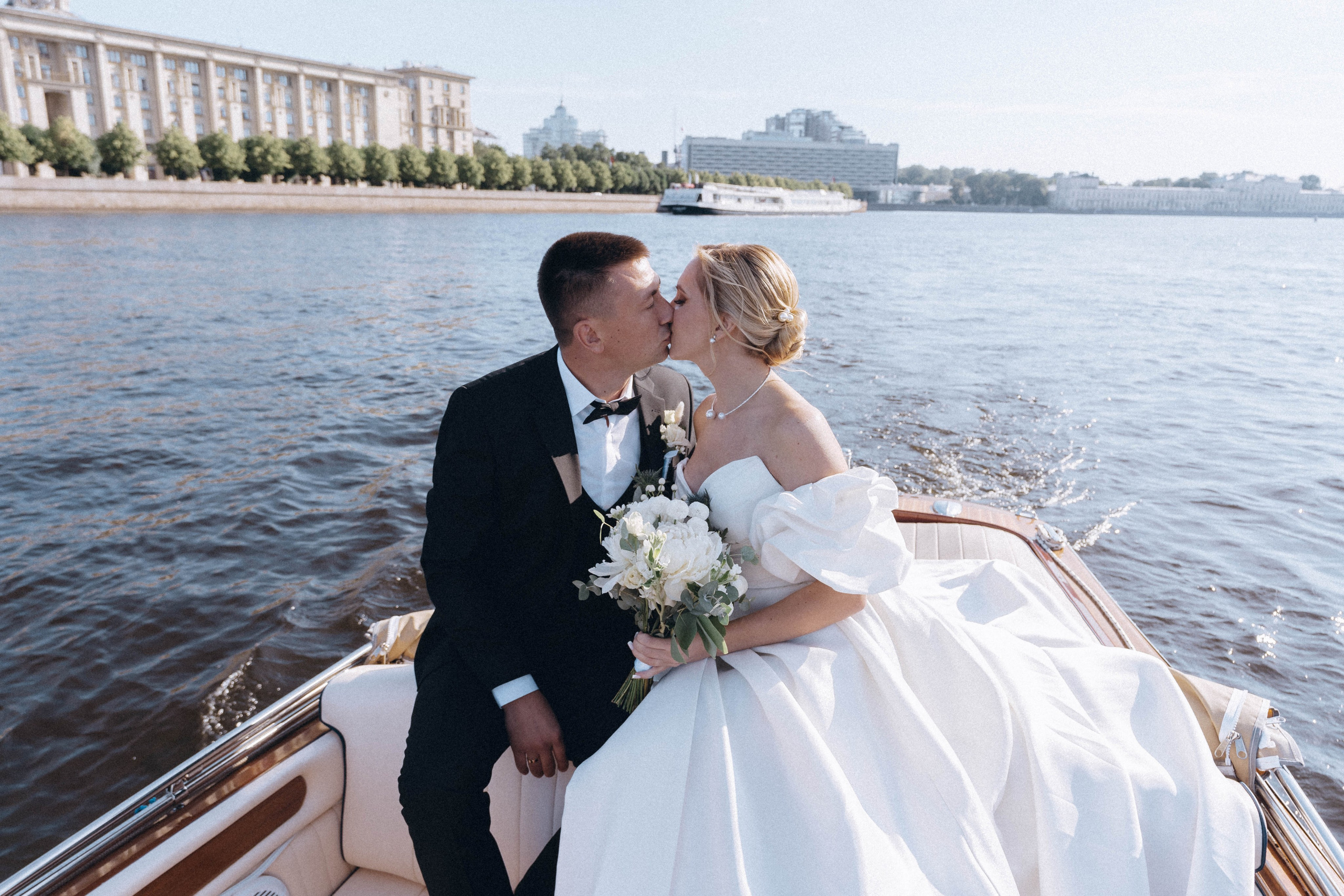 СВАДЕНБНАЯ СЬЕМКА НА КАТЕРЕ ПО КАНАЛАМ САНКТ-ПЕТЕРБУРГА И В АКВАТОРИИ НЕВЫ. Профессиональный фотограф, Санкт-Петербург — Виктория Богомолова