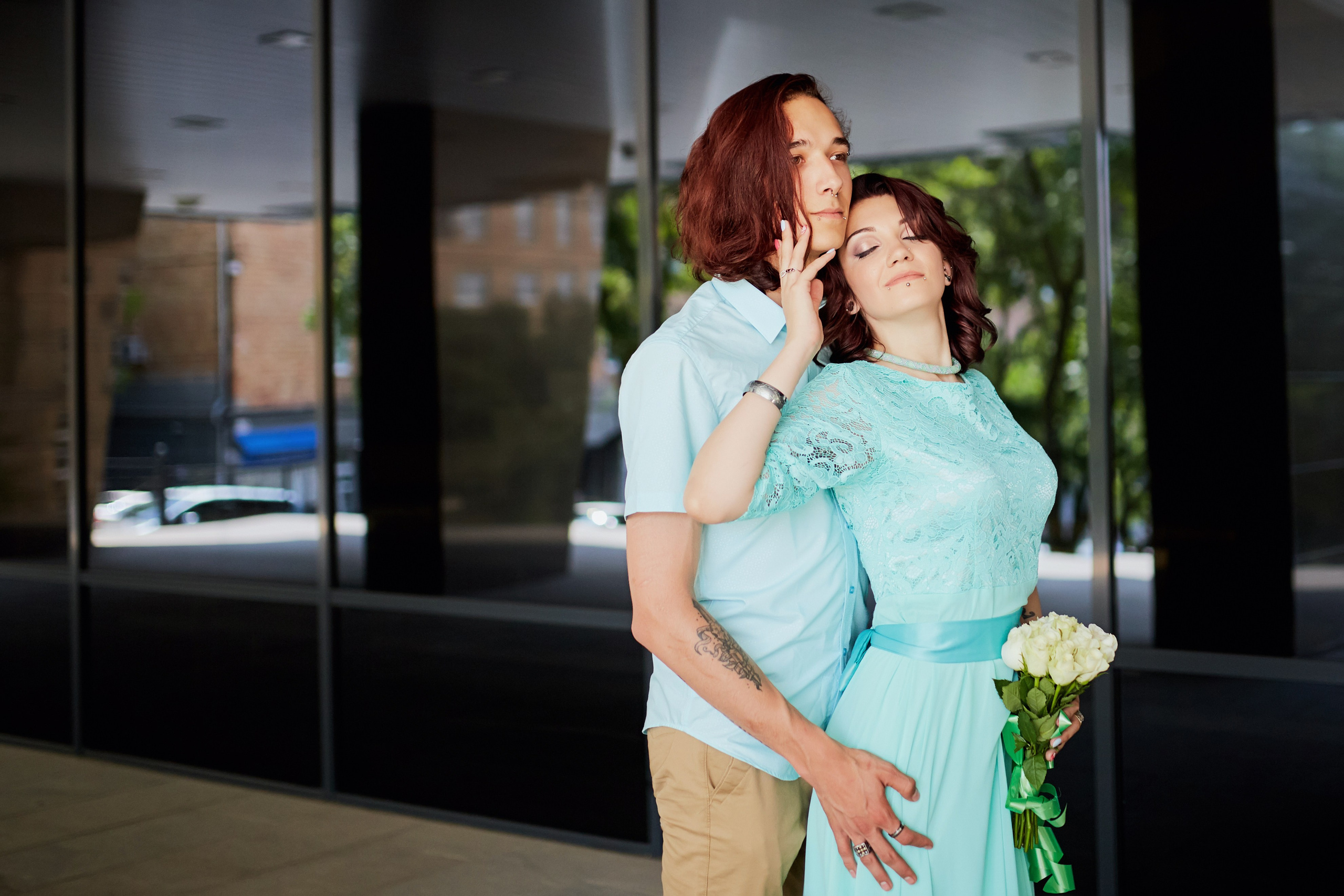 Свадьба в мятных тонах с молодой парой на тёмном размытом фоне, локация - театр имени Максима Горького во Владивостоке