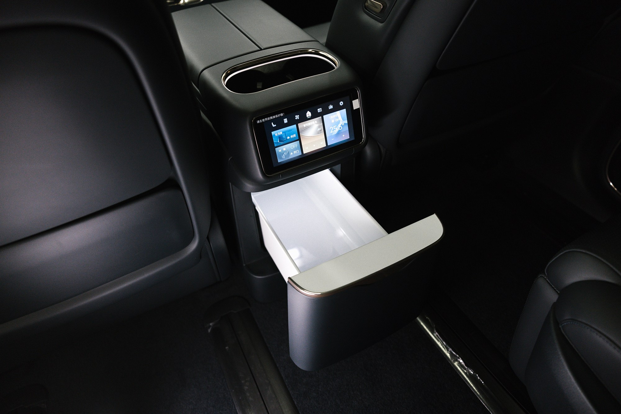 Lynk & Co 900 Ultra 2,0hyb 4WD AT (734 л. с.). Автосалон «Х-Авто»