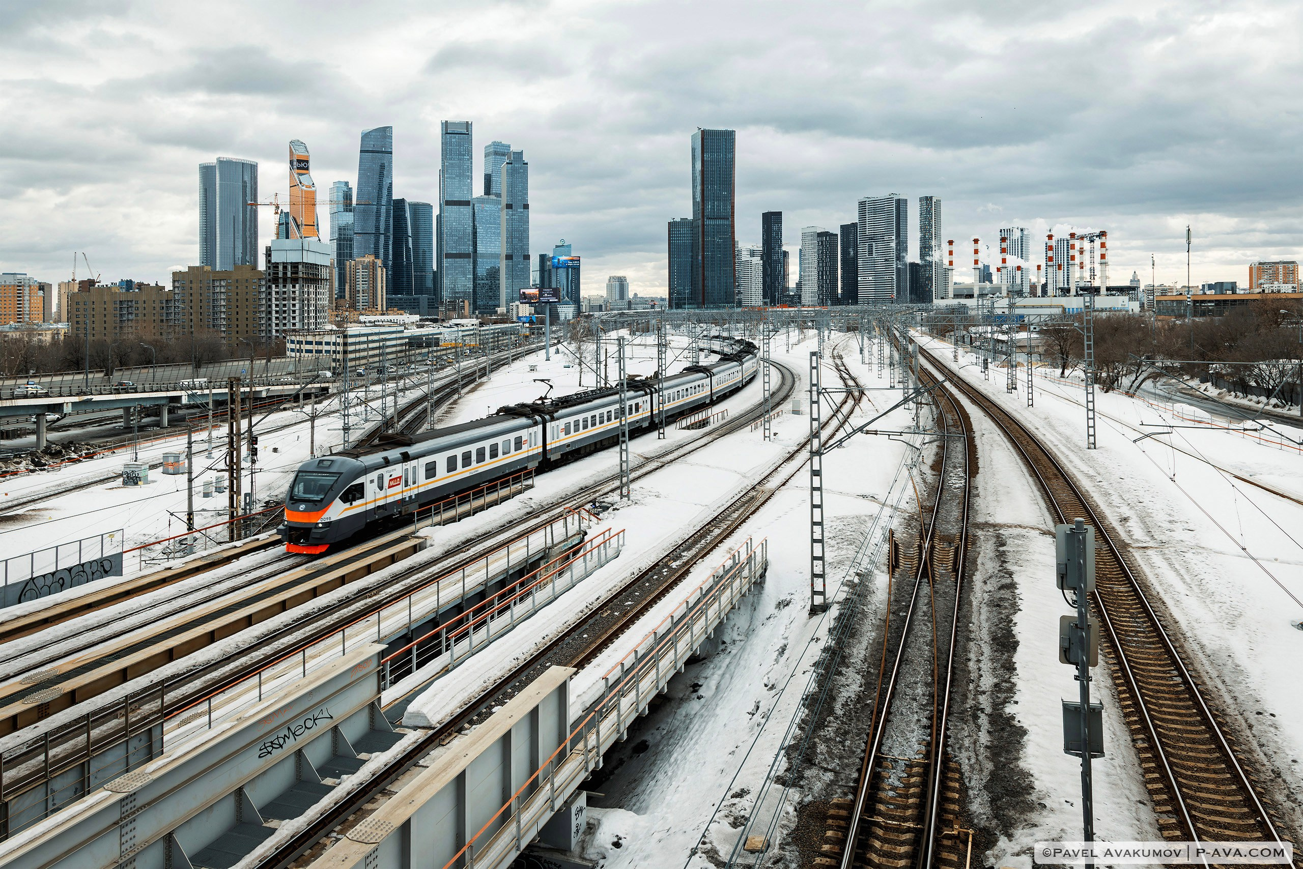 Вид на небоскребы Москва Сити и железную дорогу 