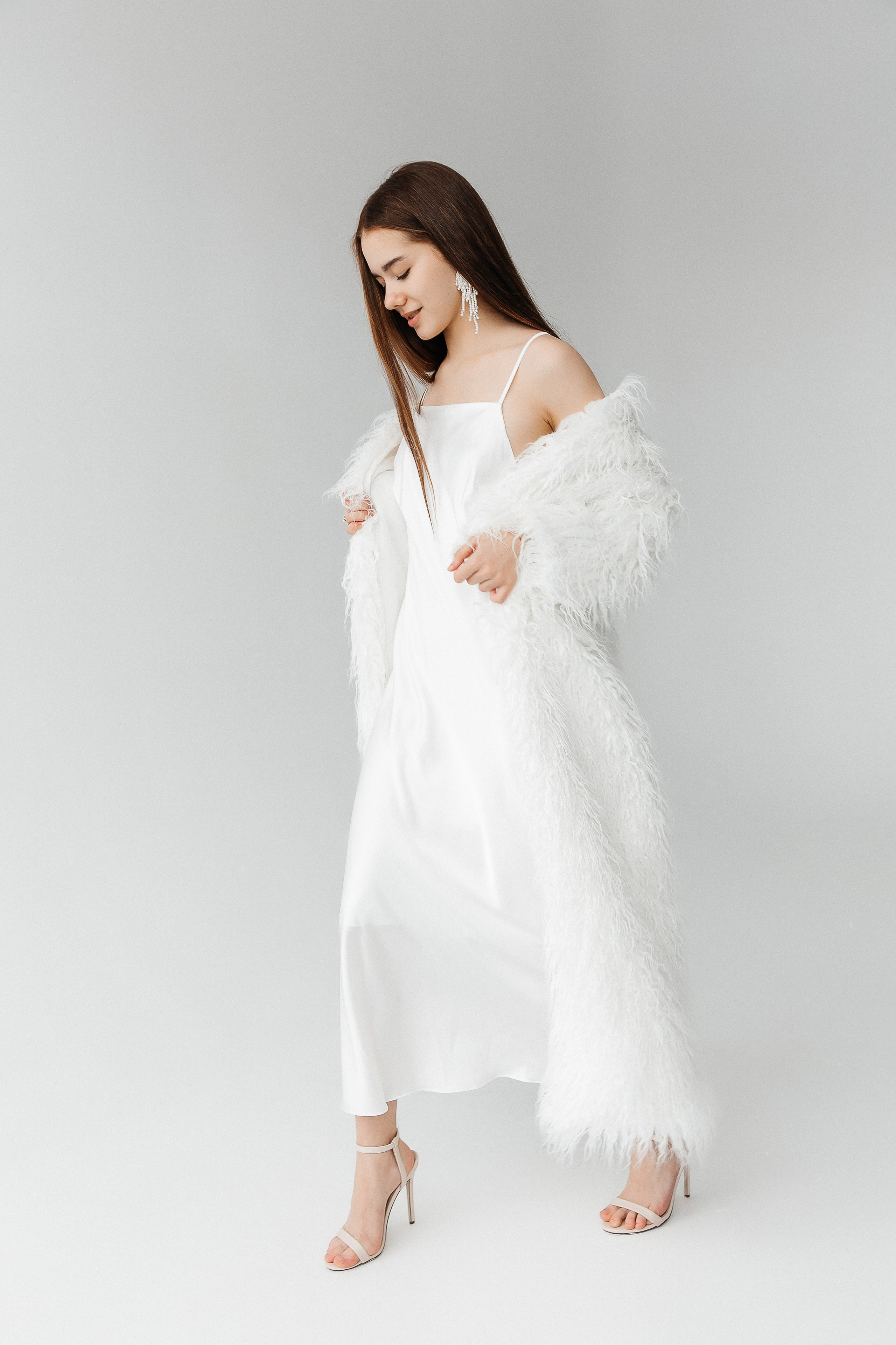 Шуба длинная , белого цвета . Рукав 3/4  Размер 44 - 48 