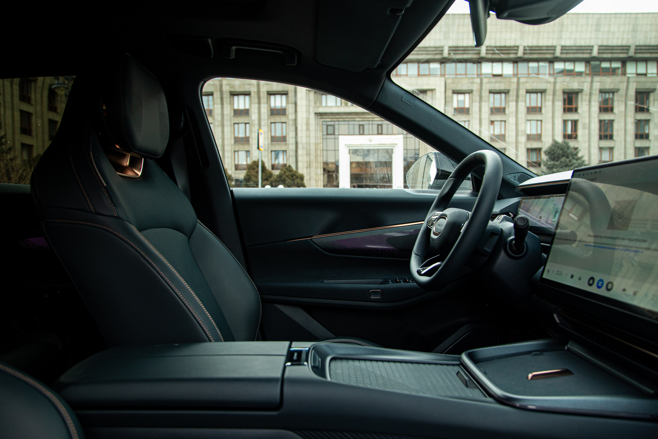 Lynk&Co 08 EM-P. Рекламный и портретный фотограф в Алматы — Серекпаев Танирхан