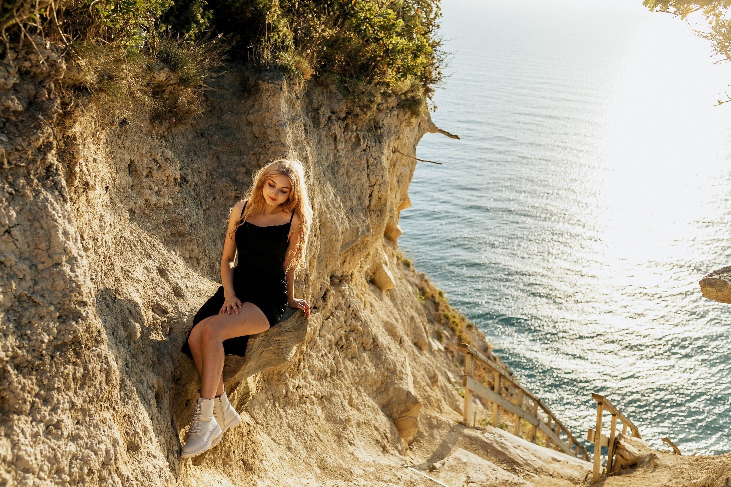 Блондинка позирует для фото у начала лестницы 400 ступеней на Лысой Горе.