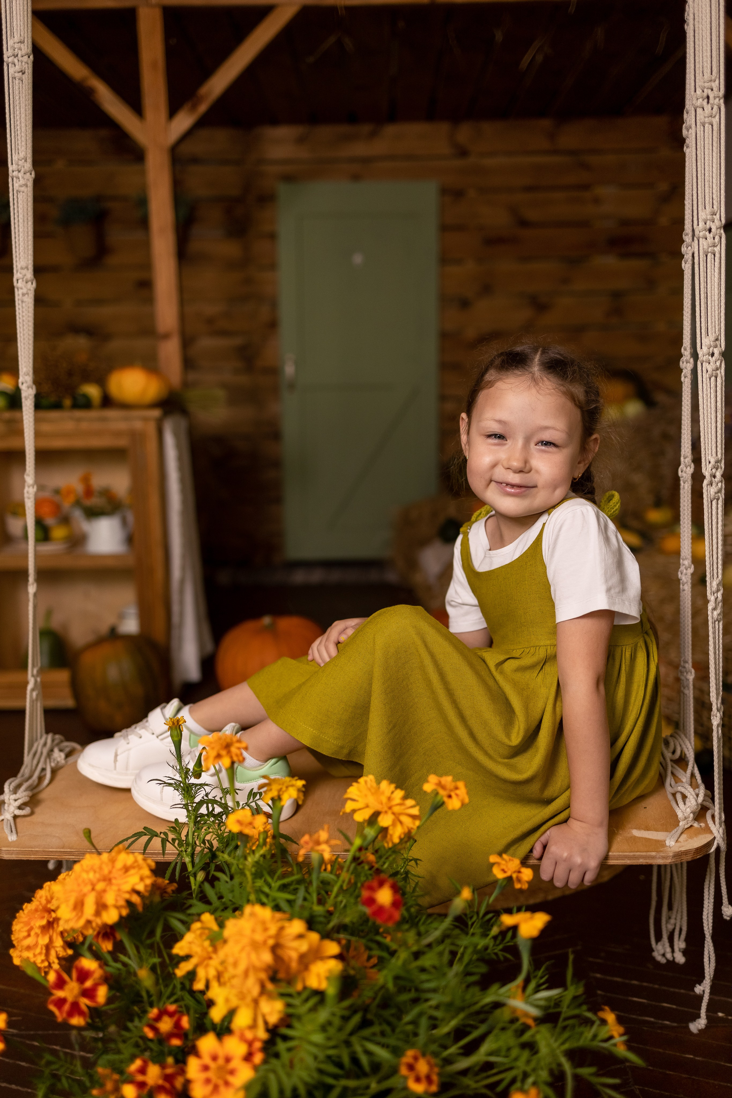 Настена с тыковками. Семейный и детский фотограф Оля в Тюмени