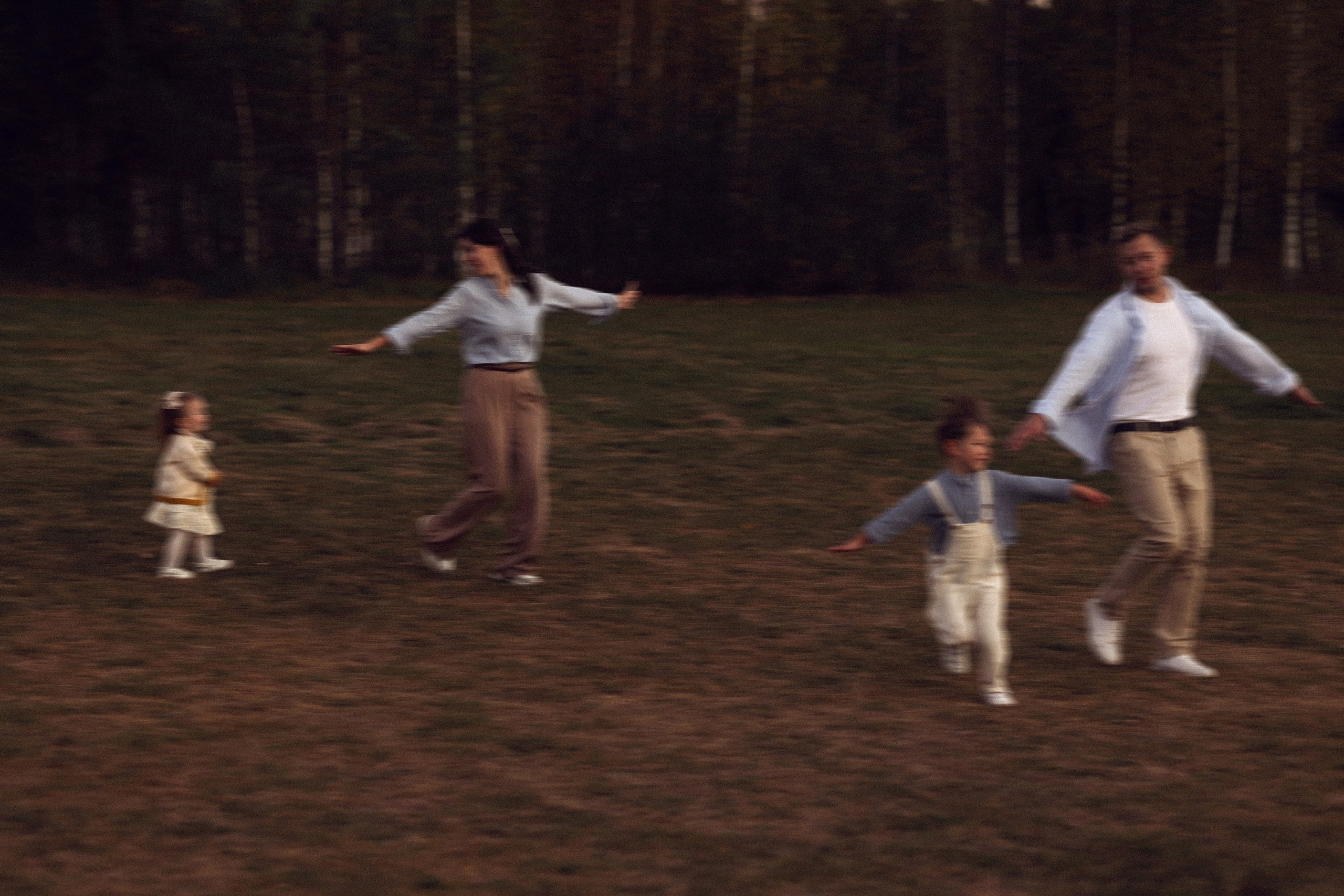 Олег, Анна, Саша и Вика в Мещерском парке. Настя Оленченко, портретный/семейный фотограф на цифру и плёнку Москва