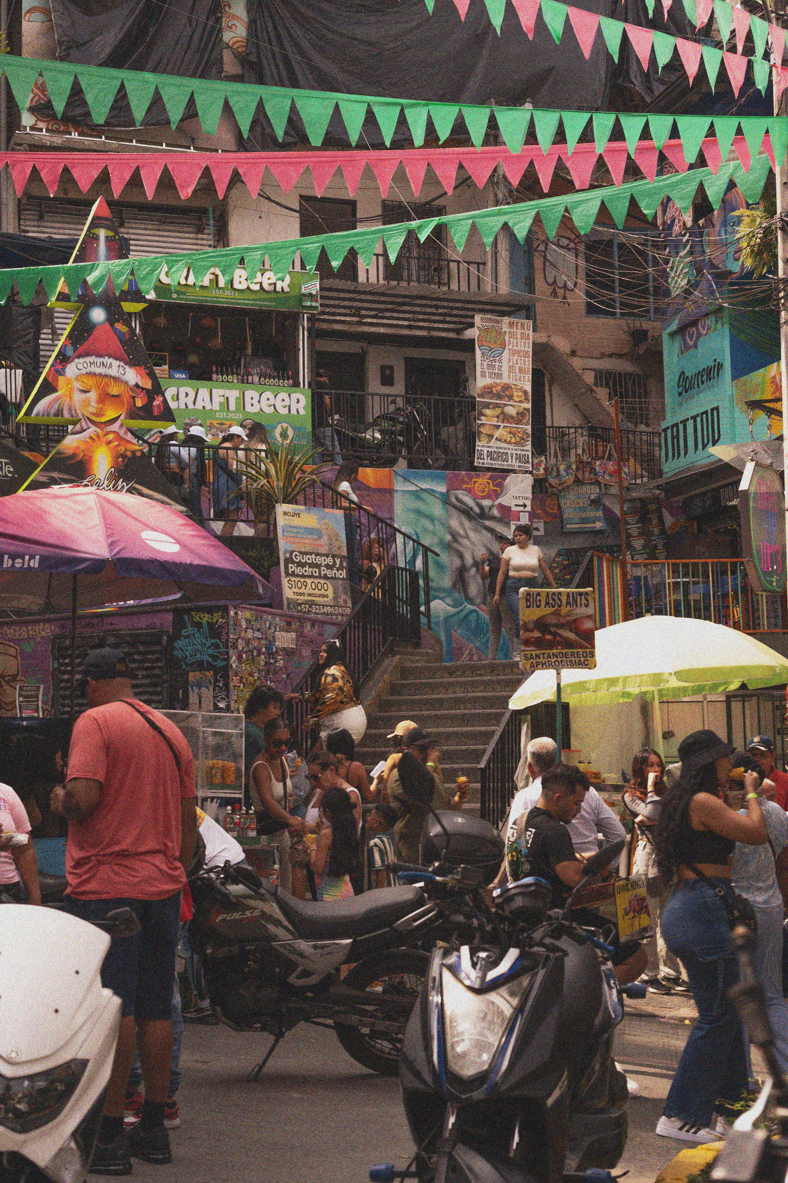 Jess in Communa 13. Wedding Photographer in Barcelona and Medellin