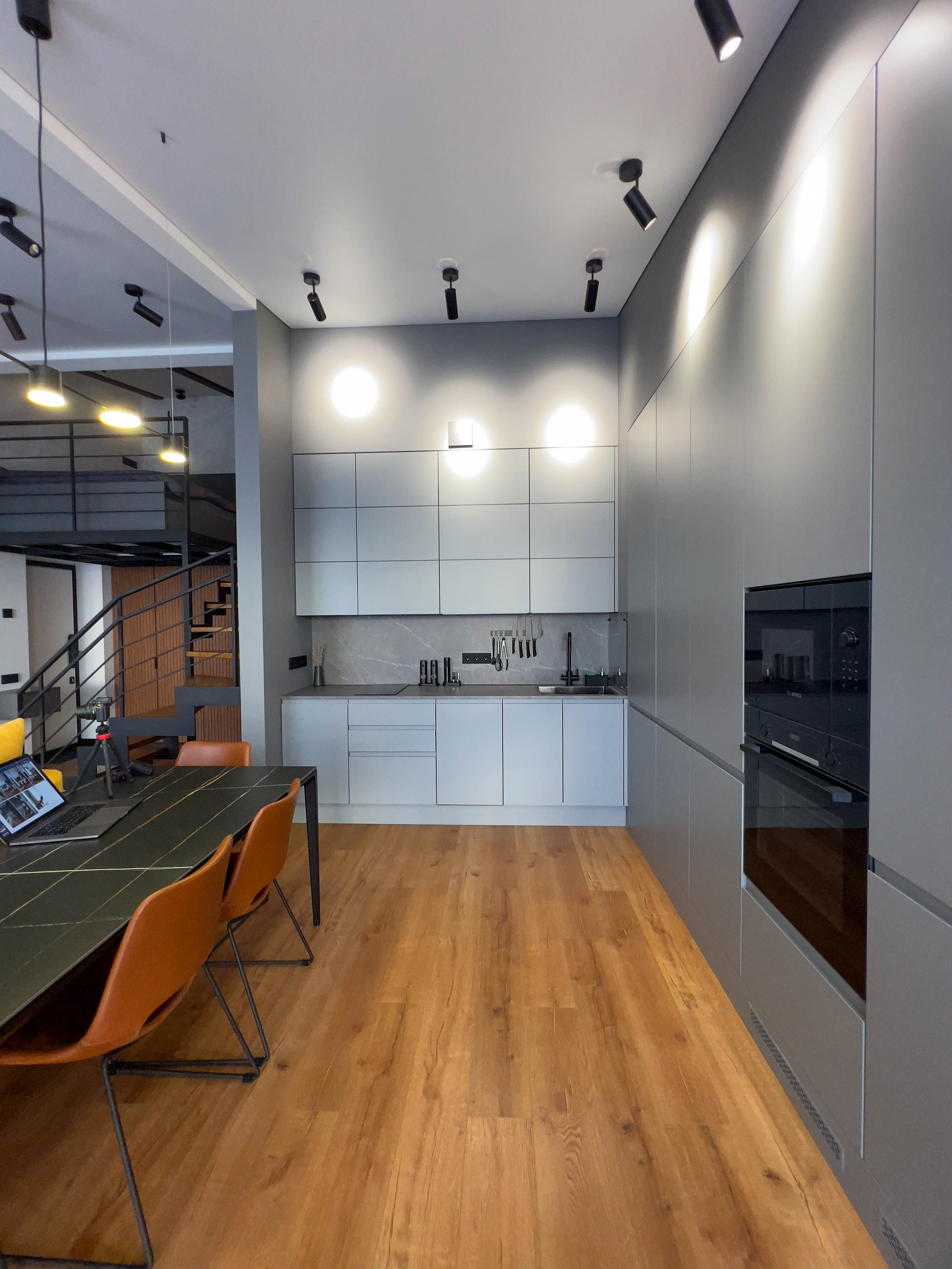 The apartment is on two levels. Fotograf Dmitrii Donets