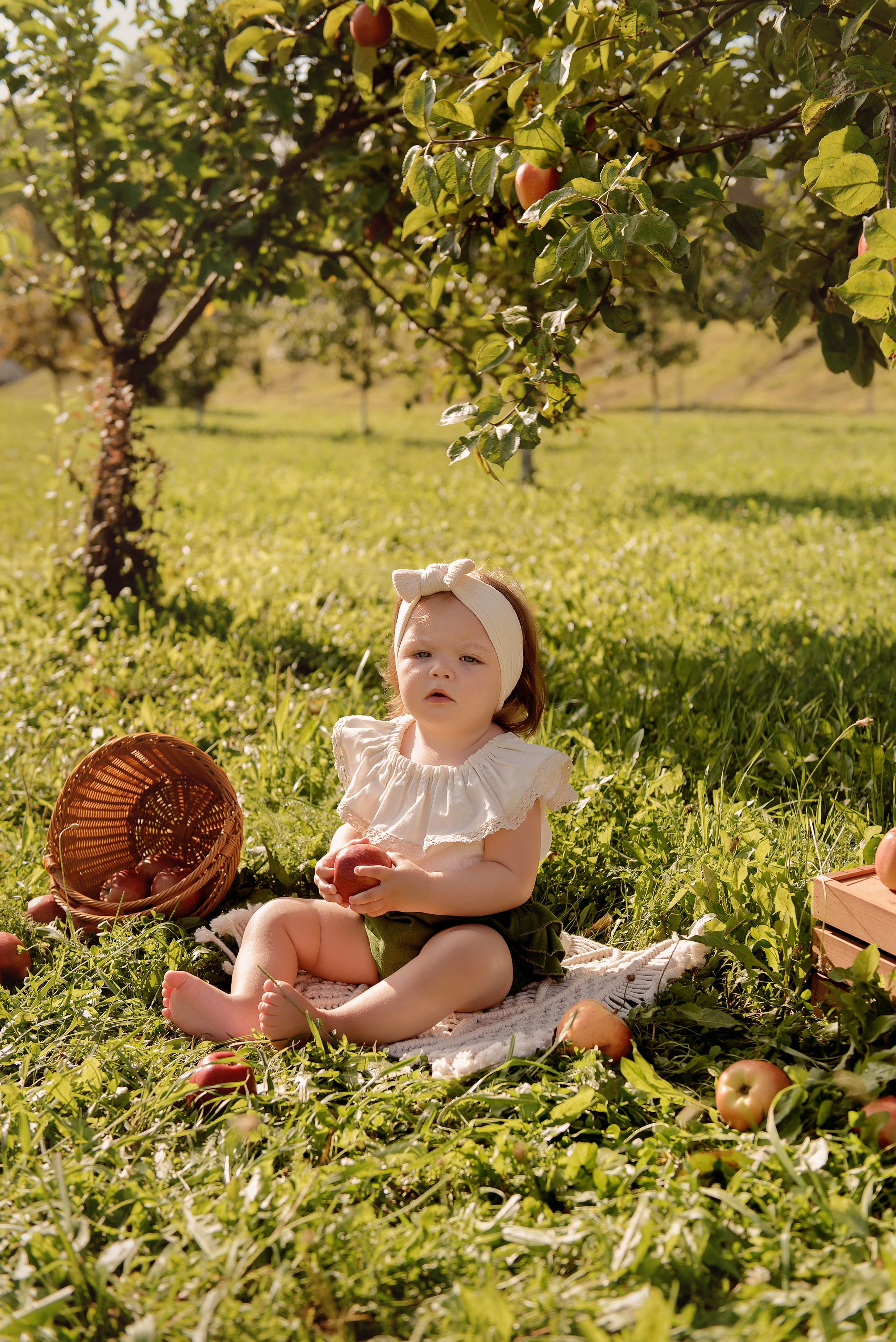 Яблоневый сад. Детский фотограф в Долгопрудном и Москве
