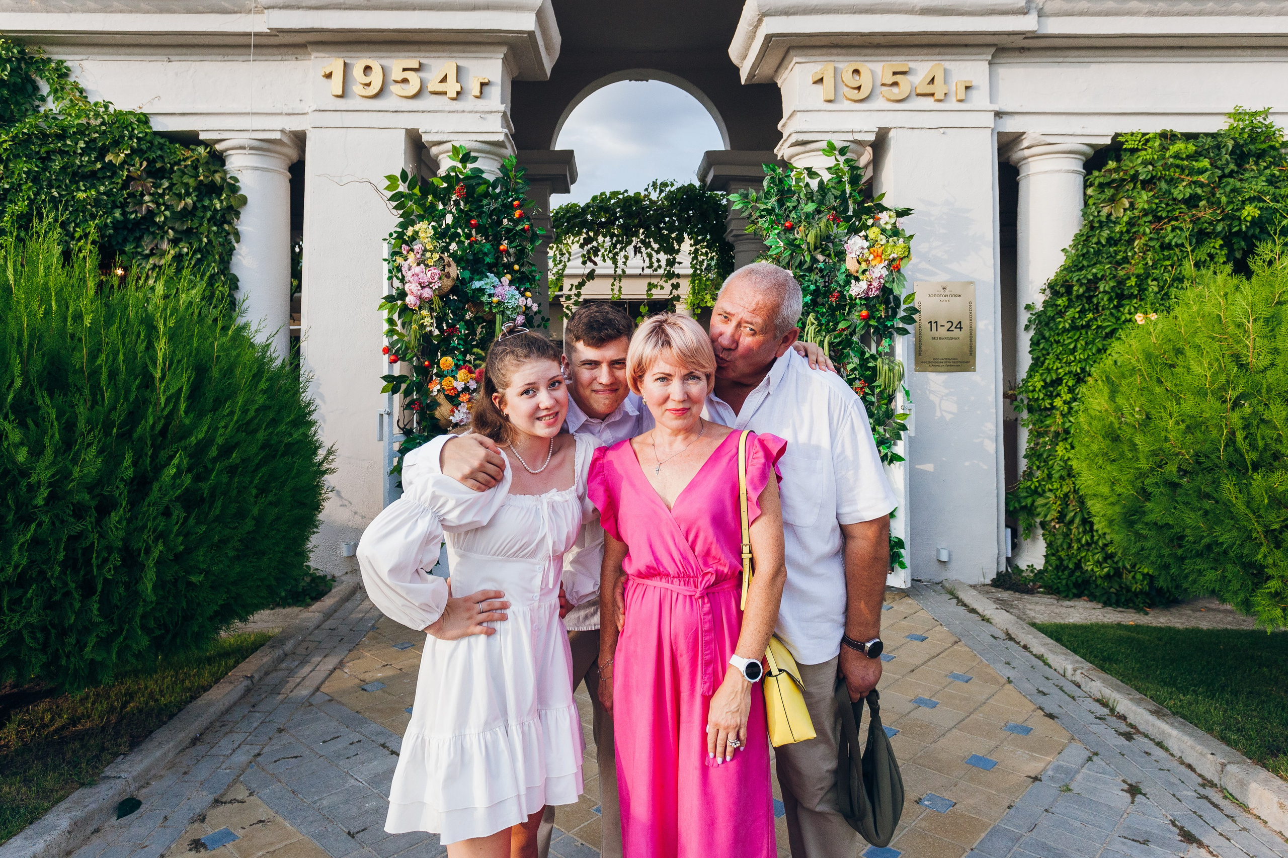 День рождение в уютном ресторане. Фотограф Денис Денисов