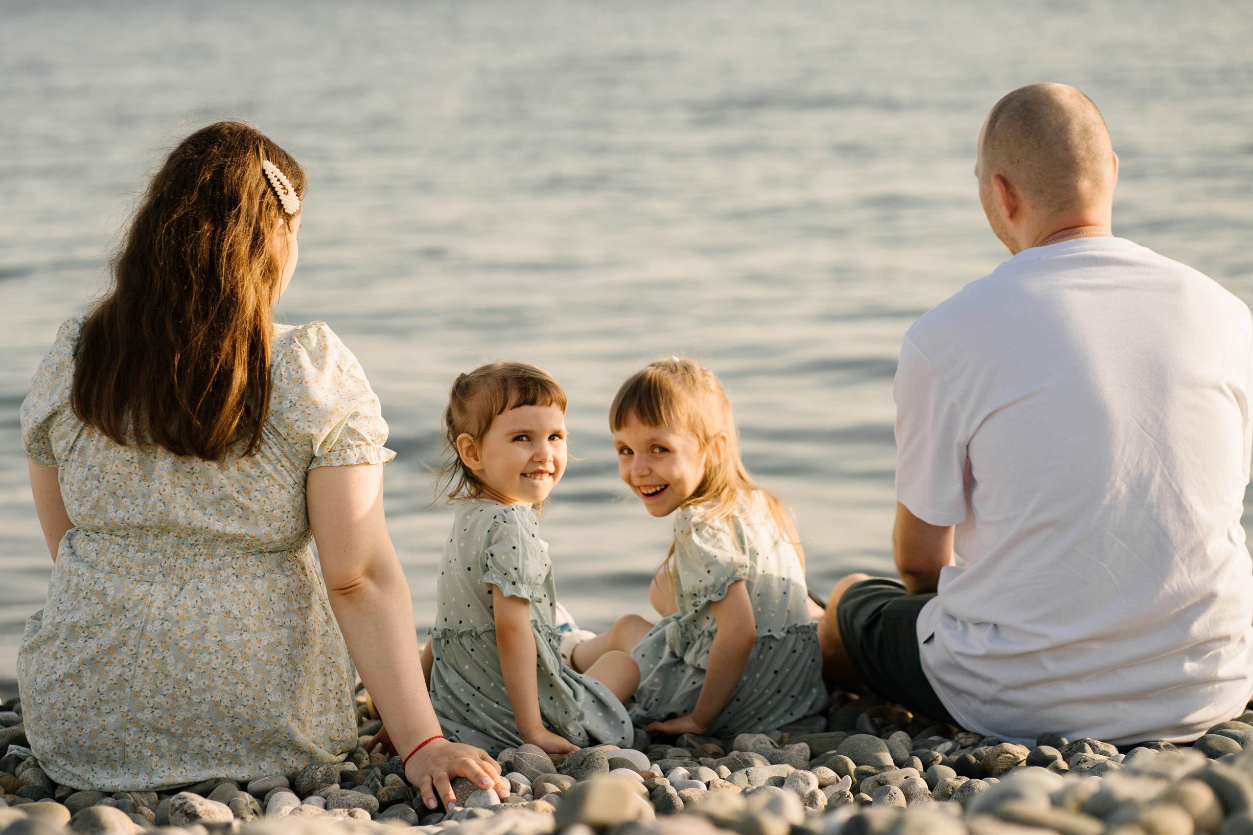 Николай, Марина и детки в аллее пальм и на море