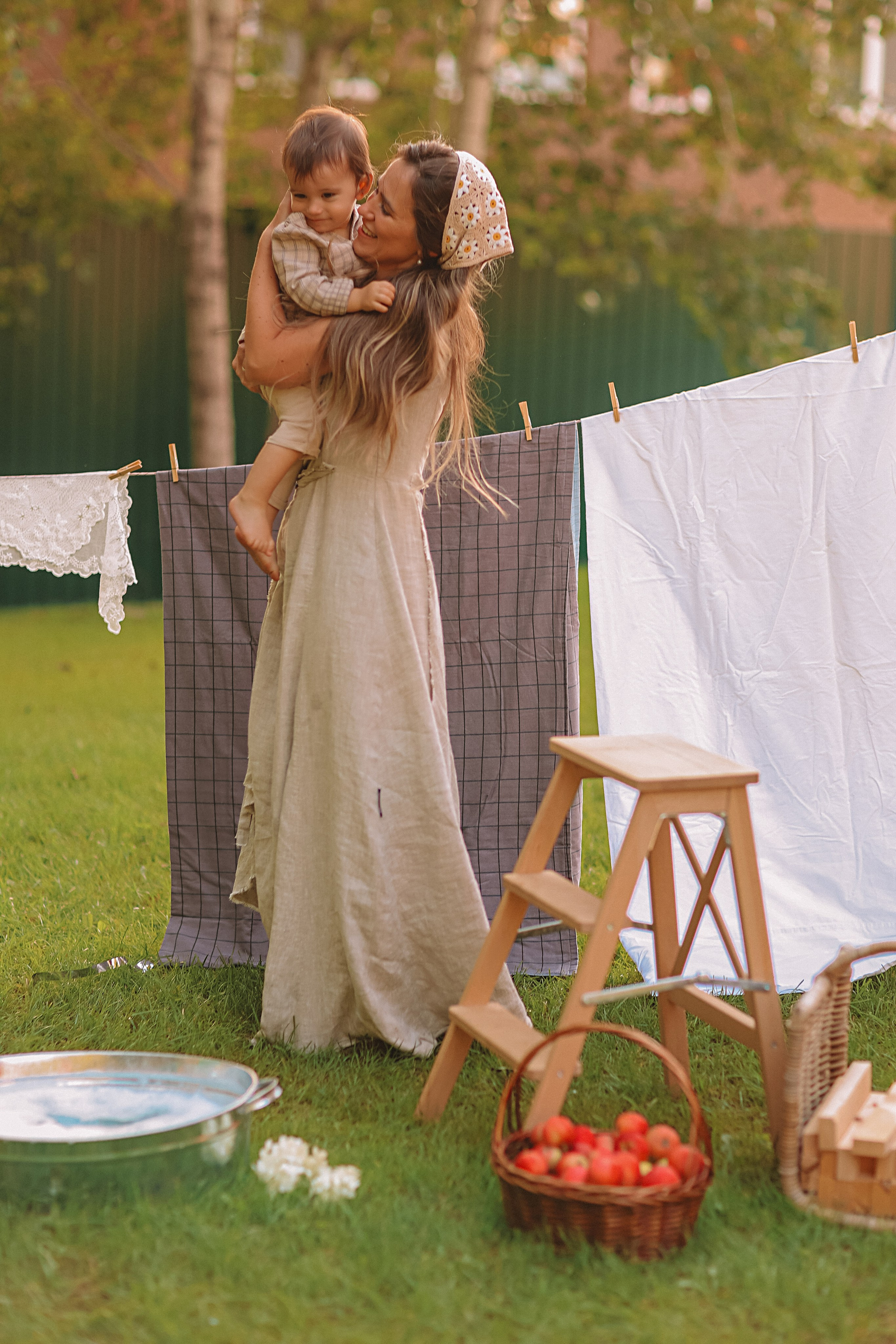 Стирка у дома. Семейный фотограф Тюмень, фотограф на роды Салмина Мария