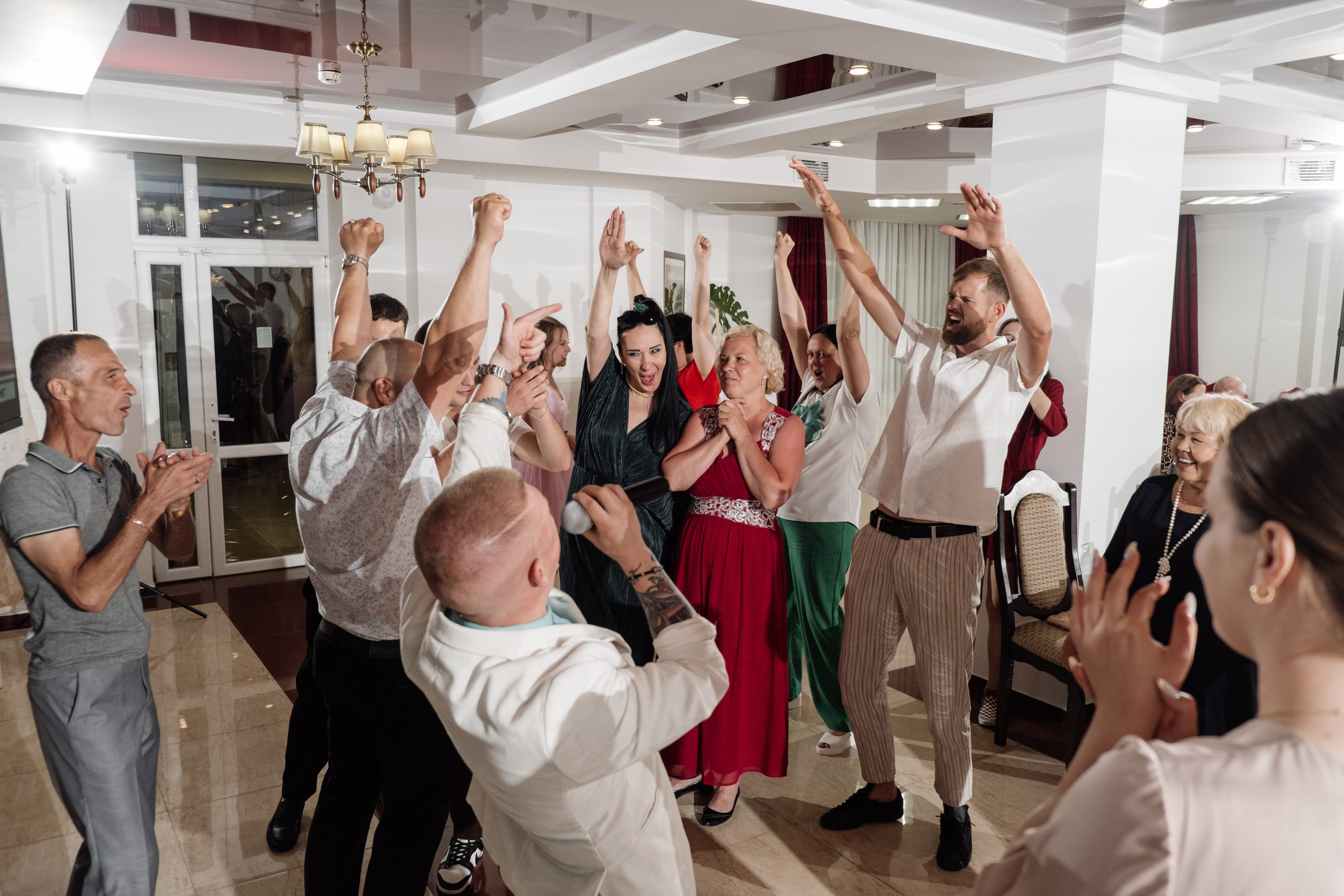 Свадебный ретопртаж. Профессиональная фотосъемка в Крыму. Натуральные эмоции и живые кадры. Забронируйте дату прямо сейчас!